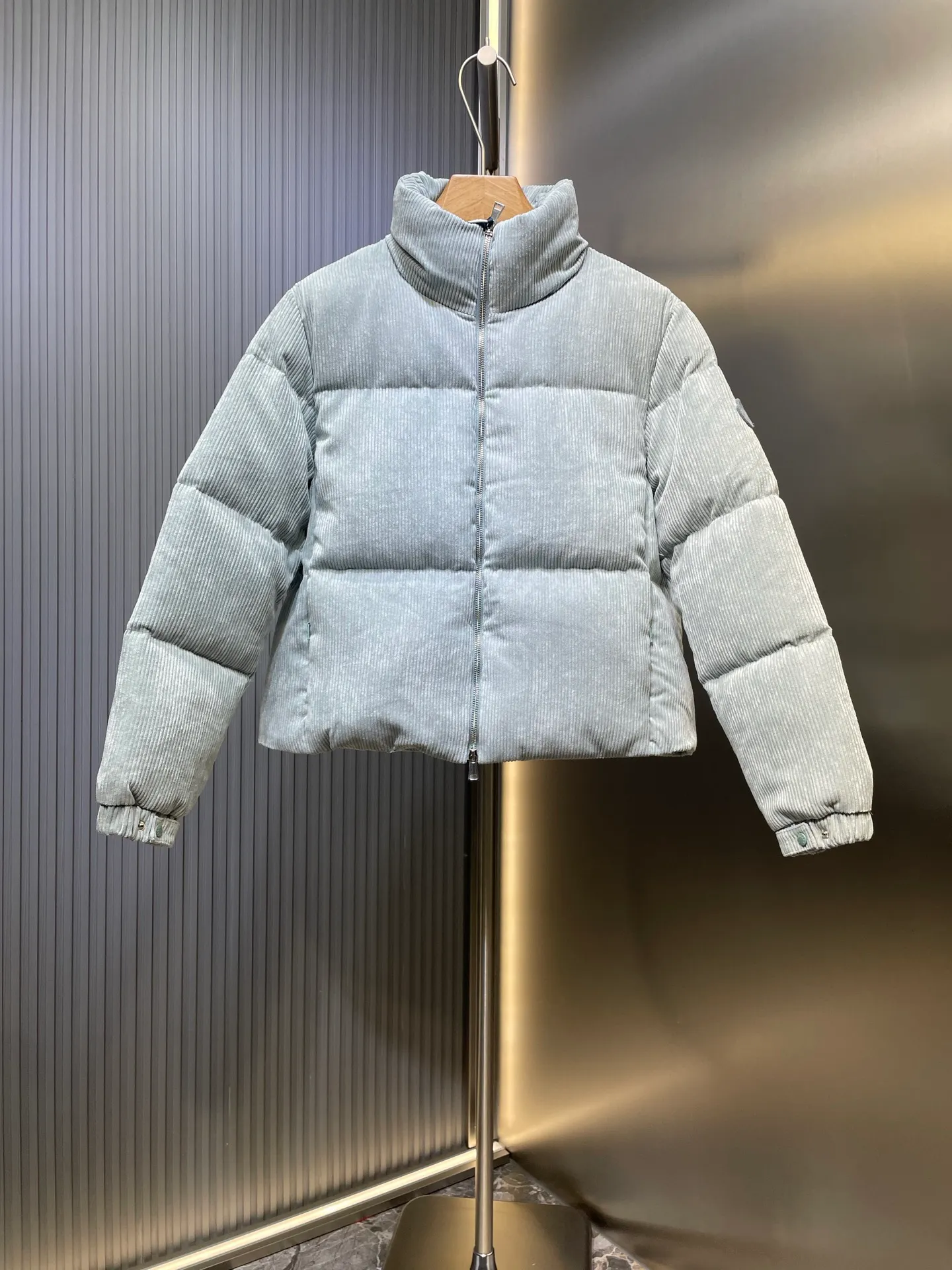 P720 moncler 🌟 FW Macaron Aqua Blue Corduroy Down Jacket Antre Down Jacket Classic Short Style Macaron color, you will fall in love with it at one glance. This winter I want to be a girl with milky vitality ~ Glacier color to break the dark color of winter. Gentle, durable and especially healing, 90 white duck down, loose H-shaped slightly off-shoulder version, slimming and hidden, very stylish upper body, classic and versatile. Small stand-up collar design, windproof and warm hem, adjustable drawstring design, and strong tolerance. The fabric is 97% polyester and 3% spandex. It feels thick, has high toughness, and has good softness. It looks good and keeps warm. High version is in stock. Size 0 1 2 3