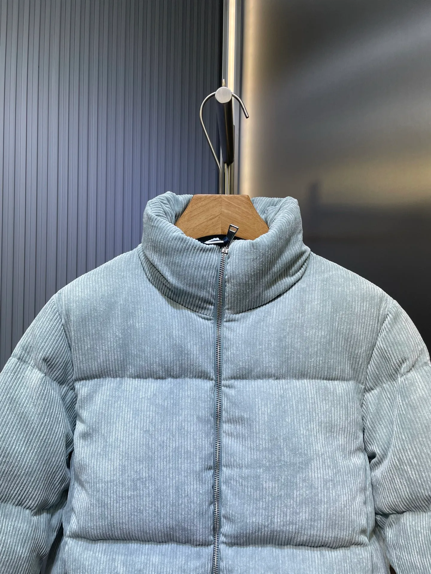 P720 moncler 🌟 FW Macaron Aqua Blue Corduroy Down Jacket Antre Down Jacket Classic Short Style Macaron color, you will fall in love with it at one glance. This winter I want to be a girl with milky vitality ~ Glacier color to break the dark color of winter. Gentle, durable and especially healing, 90 white duck down, loose H-shaped slightly off-shoulder version, slimming and hidden, very stylish upper body, classic and versatile. Small stand-up collar design, windproof and warm hem, adjustable drawstring design, and strong tolerance. The fabric is 97% polyester and 3% spandex. It feels thick, has high toughness, and has good softness. It looks good and keeps warm. High version is in stock. Size 0 1 2 3