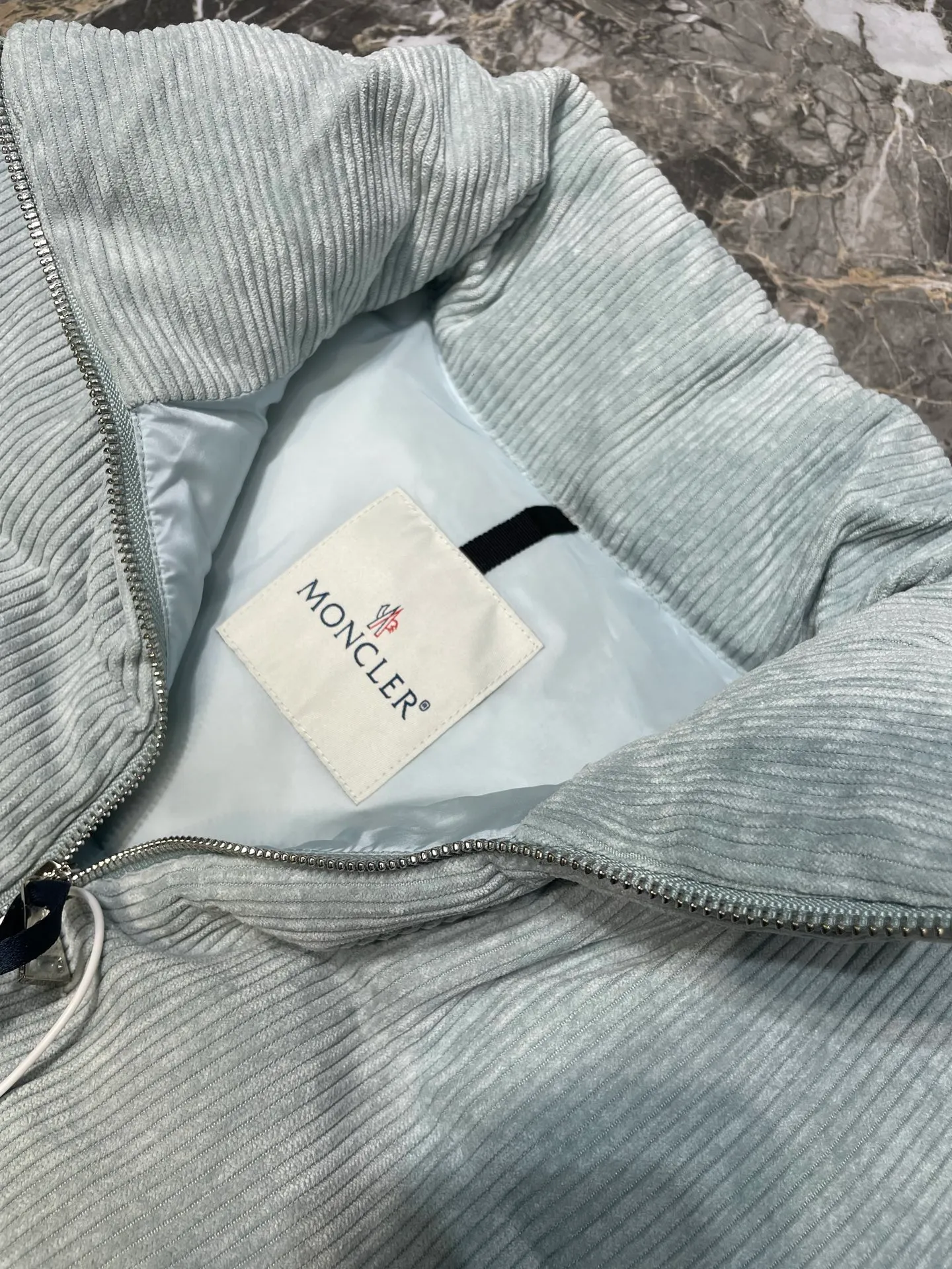 P720 moncler 🌟 FW Macaron Aqua Blue Corduroy Down Jacket Antre Down Jacket Classic Short Style Macaron color, you will fall in love with it at one glance. This winter I want to be a girl with milky vitality ~ Glacier color to break the dark color of winter. Gentle, durable and especially healing, 90 white duck down, loose H-shaped slightly off-shoulder version, slimming and hidden, very stylish upper body, classic and versatile. Small stand-up collar design, windproof and warm hem, adjustable drawstring design, and strong tolerance. The fabric is 97% polyester and 3% spandex. It feels thick, has high toughness, and has good softness. It looks good and keeps warm. High version is in stock. Size 0 1 2 3
