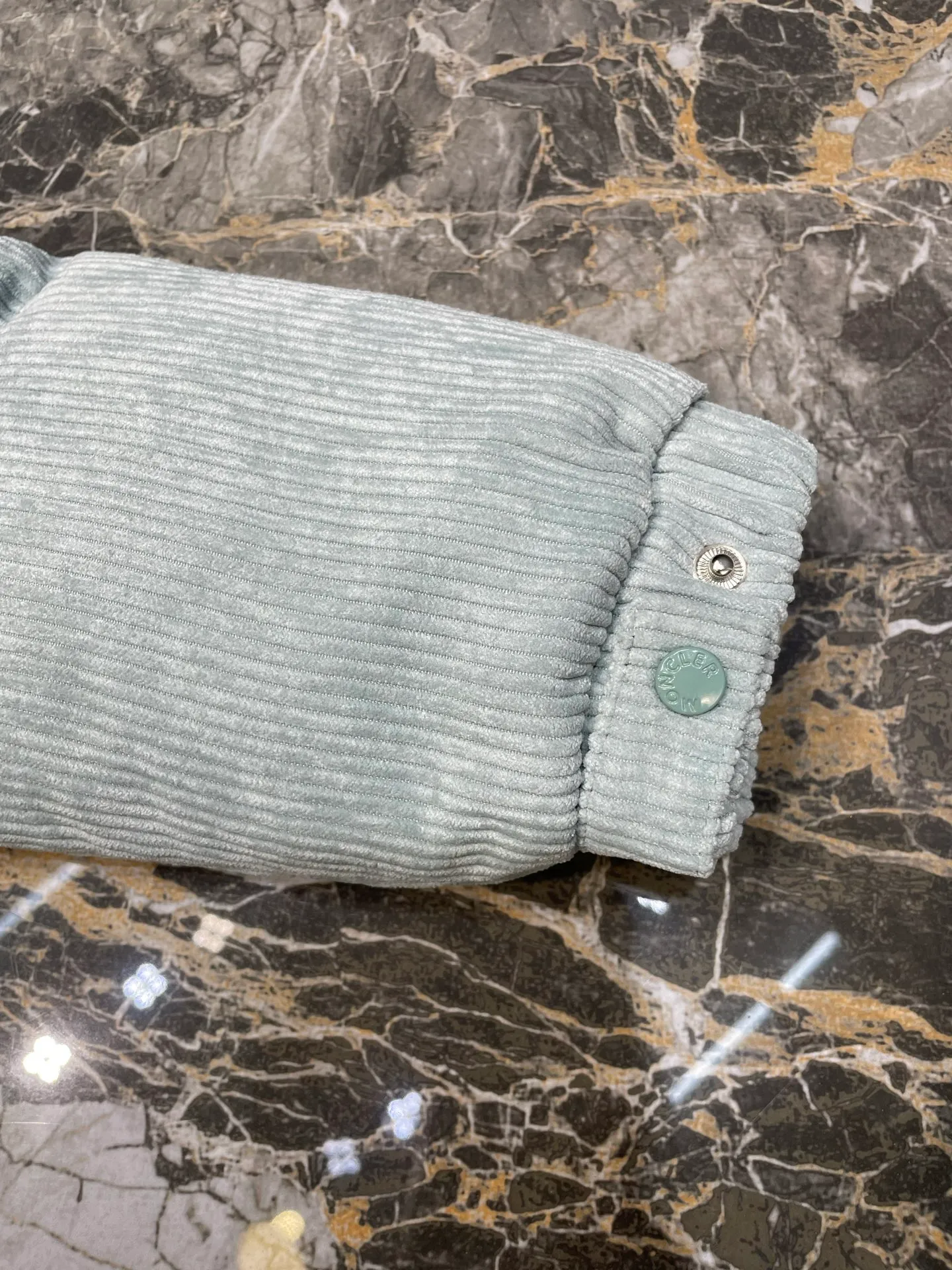 P720 moncler 🌟 FW Macaron Aqua Blue Corduroy Down Jacket Antre Down Jacket Classic Short Style Macaron color, you will fall in love with it at one glance. This winter I want to be a girl with milky vitality ~ Glacier color to break the dark color of winter. Gentle, durable and especially healing, 90 white duck down, loose H-shaped slightly off-shoulder version, slimming and hidden, very stylish upper body, classic and versatile. Small stand-up collar design, windproof and warm hem, adjustable drawstring design, and strong tolerance. The fabric is 97% polyester and 3% spandex. It feels thick, has high toughness, and has good softness. It looks good and keeps warm. High version is in stock. Size 0 1 2 3