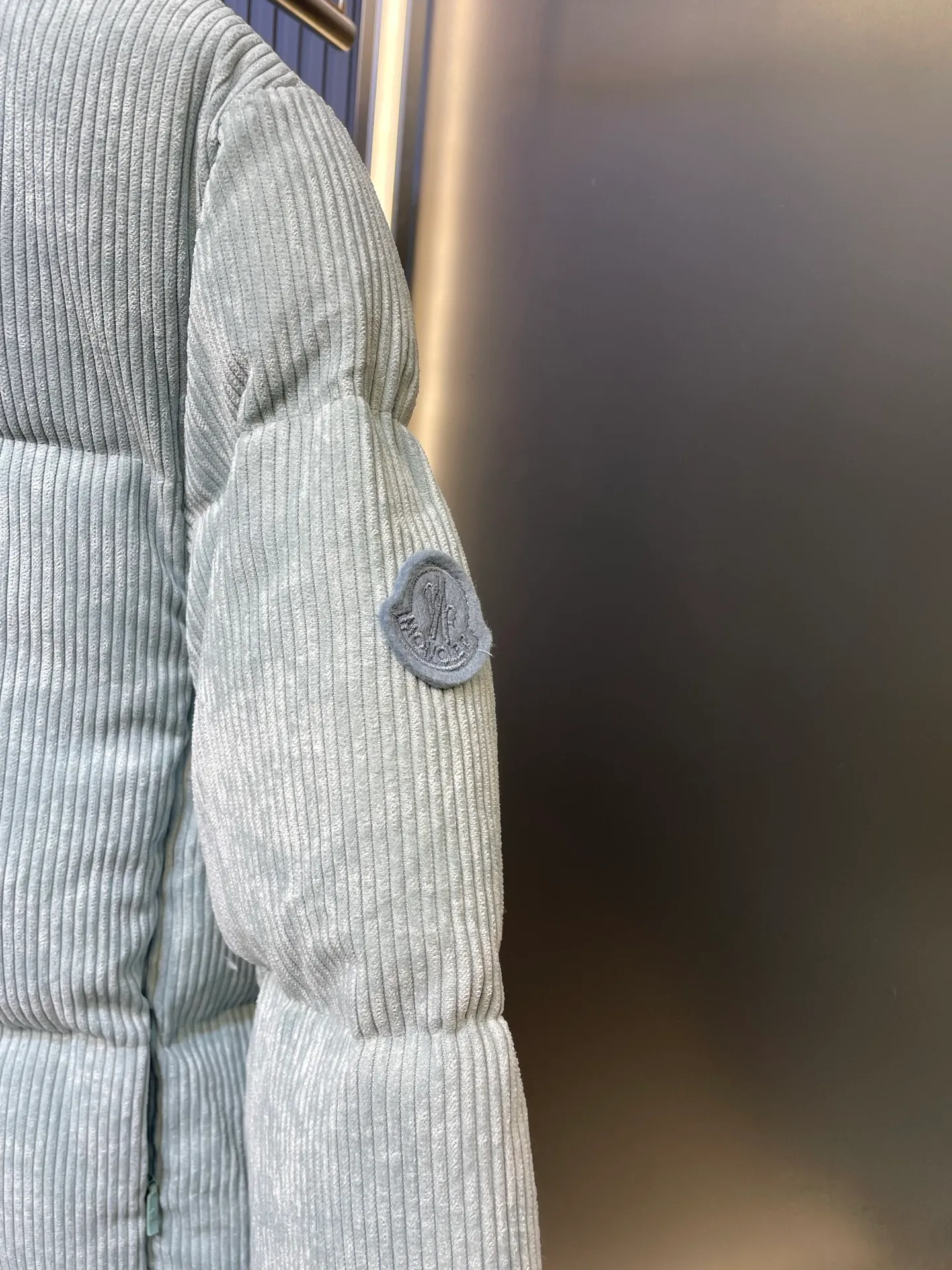 P720 moncler 🌟 FW Macaron Aqua Blue Corduroy Down Jacket Antre Down Jacket Classic Short Style Macaron color, you will fall in love with it at one glance. This winter I want to be a girl with milky vitality ~ Glacier color to break the dark color of winter. Gentle, durable and especially healing, 90 white duck down, loose H-shaped slightly off-shoulder version, slimming and hidden, very stylish upper body, classic and versatile. Small stand-up collar design, windproof and warm hem, adjustable drawstring design, and strong tolerance. The fabric is 97% polyester and 3% spandex. It feels thick, has high toughness, and has good softness. It looks good and keeps warm. High version is in stock. Size 0 1 2 3