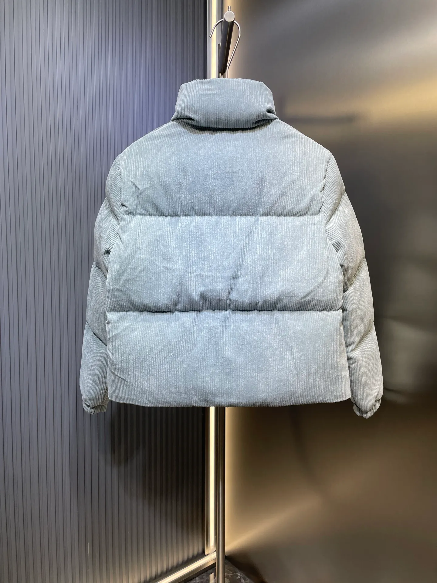 P720 moncler 🌟 FW Macaron Aqua Blue Corduroy Down Jacket Antre Down Jacket Classic Short Style Macaron color, you will fall in love with it at one glance. This winter I want to be a girl with milky vitality ~ Glacier color to break the dark color of winter. Gentle, durable and especially healing, 90 white duck down, loose H-shaped slightly off-shoulder version, slimming and hidden, very stylish upper body, classic and versatile. Small stand-up collar design, windproof and warm hem, adjustable drawstring design, and strong tolerance. The fabric is 97% polyester and 3% spandex. It feels thick, has high toughness, and has good softness. It looks good and keeps warm. High version is in stock. Size 0 1 2 3