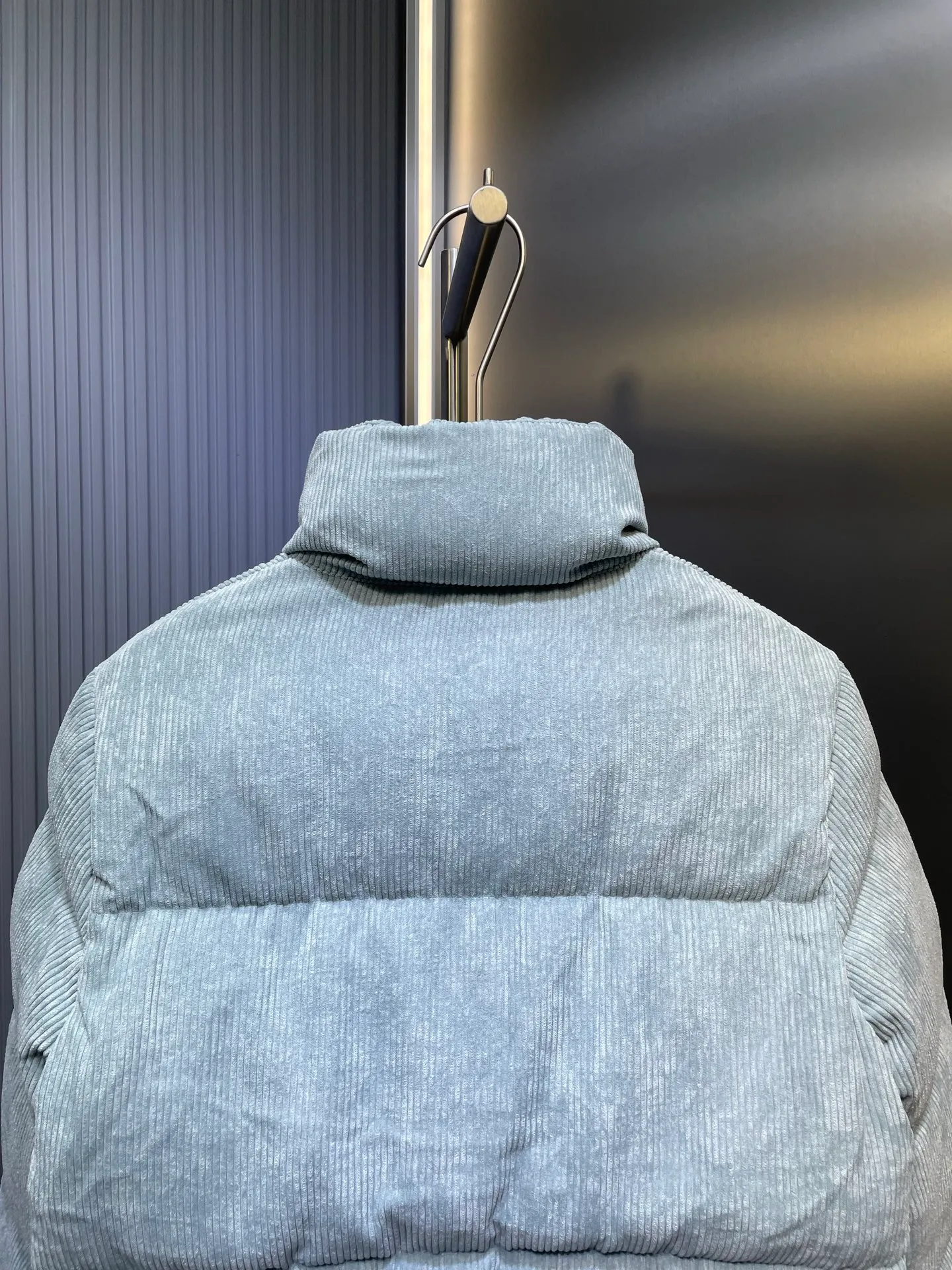 P720 moncler 🌟 FW Macaron Aqua Blue Corduroy Down Jacket Antre Down Jacket Classic Short Style Macaron color, you will fall in love with it at one glance. This winter I want to be a girl with milky vitality ~ Glacier color to break the dark color of winter. Gentle, durable and especially healing, 90 white duck down, loose H-shaped slightly off-shoulder version, slimming and hidden, very stylish upper body, classic and versatile. Small stand-up collar design, windproof and warm hem, adjustable drawstring design, and strong tolerance. The fabric is 97% polyester and 3% spandex. It feels thick, has high toughness, and has good softness. It looks good and keeps warm. High version is in stock. Size 0 1 2 3