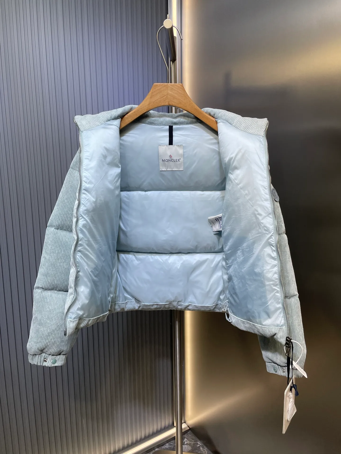 P720 moncler 🌟 FW Macaron Aqua Blue Corduroy Down Jacket Antre Down Jacket Classic Short Style Macaron color, you will fall in love with it at one glance. This winter I want to be a girl with milky vitality ~ Glacier color to break the dark color of winter. Gentle, durable and especially healing, 90 white duck down, loose H-shaped slightly off-shoulder version, slimming and hidden, very stylish upper body, classic and versatile. Small stand-up collar design, windproof and warm hem, adjustable drawstring design, and strong tolerance. The fabric is 97% polyester and 3% spandex. It feels thick, has high toughness, and has good softness. It looks good and keeps warm. High version is in stock. Size 0 1 2 3