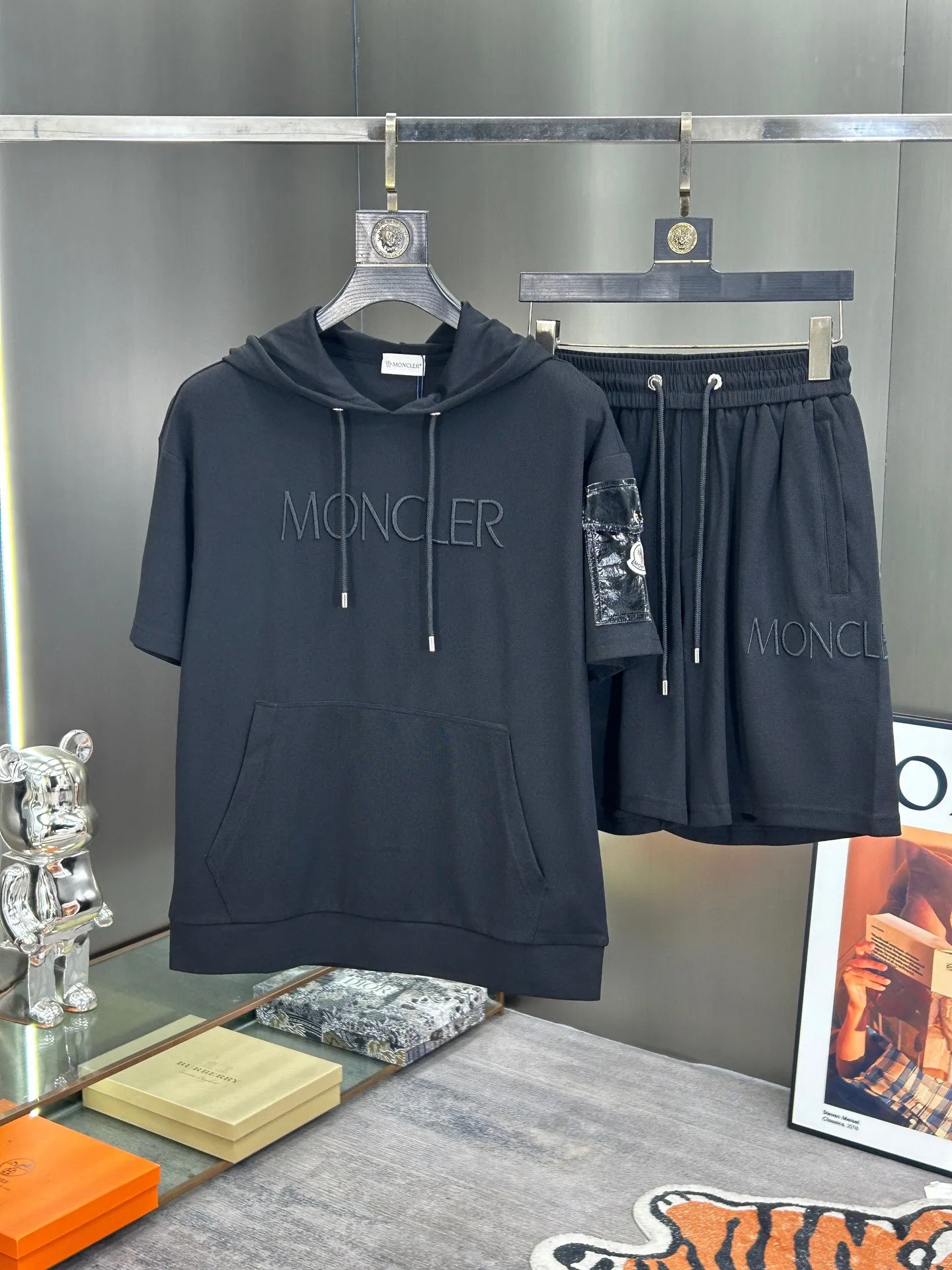 P560 Brand [MONCLER Mouth Covered] 2025 round neck short-sleeved shorts suit. The pure cotton fabric upper body will not be stuffy, the smooth and comfortable skin-friendly effect is more breathable, the fabric has its own texture, classic logo technology, a new interpretation from a unique angle, the first choice for fashion and versatility! Size: M-3XL (maximum wear: 190 pounds)