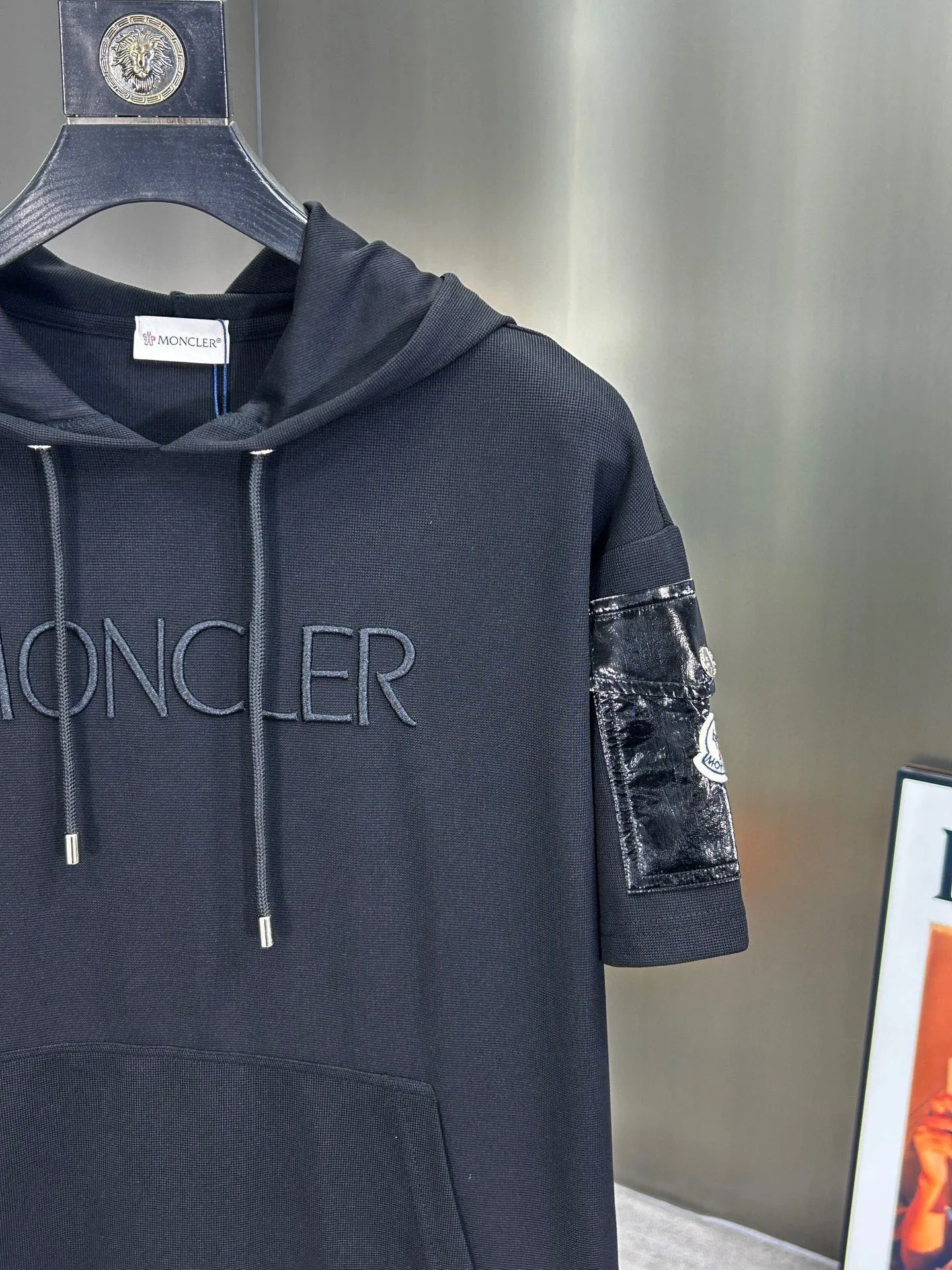 P560 Brand [MONCLER Mouth Covered] 2025 round neck short-sleeved shorts suit. The pure cotton fabric upper body will not be stuffy, the smooth and comfortable skin-friendly effect is more breathable, the fabric has its own texture, classic logo technology, a new interpretation from a unique angle, the first choice for fashion and versatility! Size: M-3XL (maximum wear: 190 pounds)