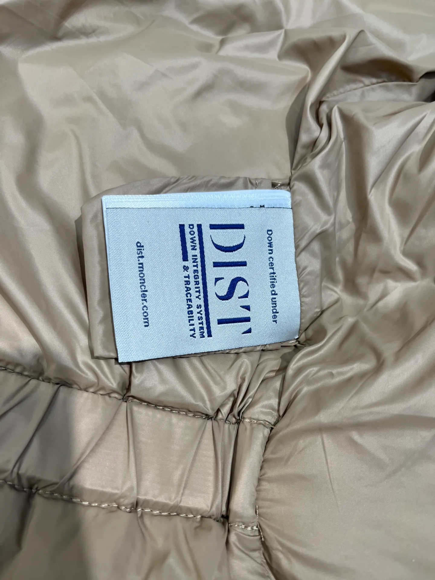 P1000 𝐌𝐎𝐍𝐂𝐋𝐄𝐑🌟Moushed BOED series Autumn and winter new type of muzzled hooded down jacket with belted fur collar and waist. The slim cut highlights the temperament of this down. It doesn’t look fluffy and bloated, and it is light and neat. Good products like this are hard to come by. Every detail is worth your time to explore, and this one is not picky at all. Style number: A83# Color: champagne white black size: 1234