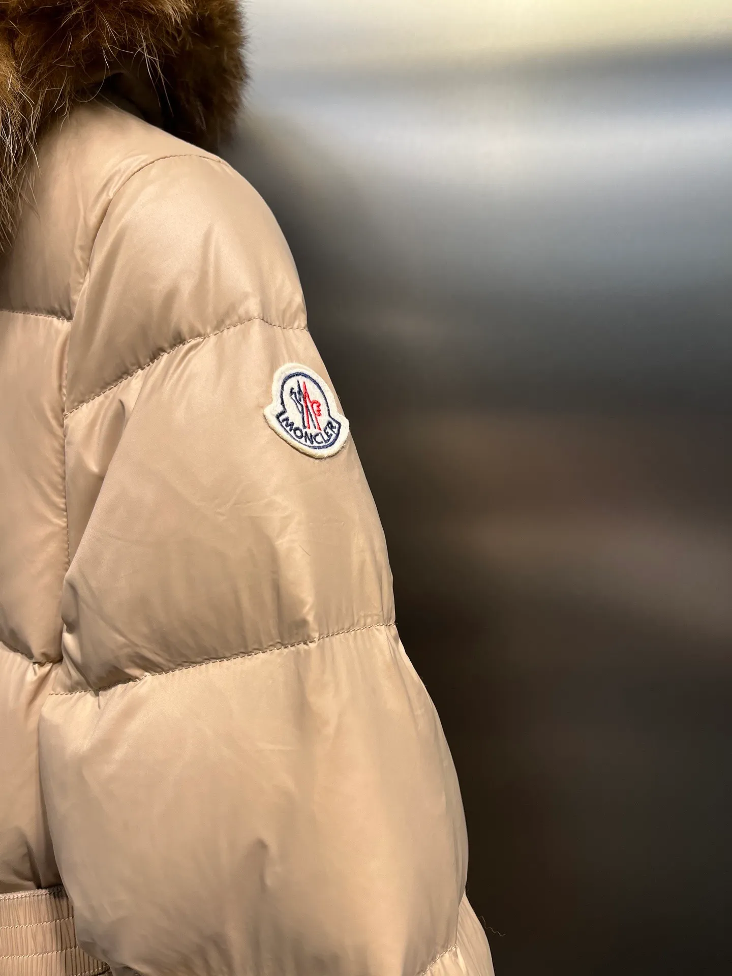 P1000 𝐌𝐎𝐍𝐂𝐋𝐄𝐑🌟Moushed BOED series Autumn and winter new type of muzzled hooded down jacket with belted fur collar and waist. The slim cut highlights the temperament of this down. It doesn’t look fluffy and bloated, and it is light and neat. Good products like this are hard to come by. Every detail is worth your time to explore, and this one is not picky at all. Style number: A83# Color: champagne white black size: 1234