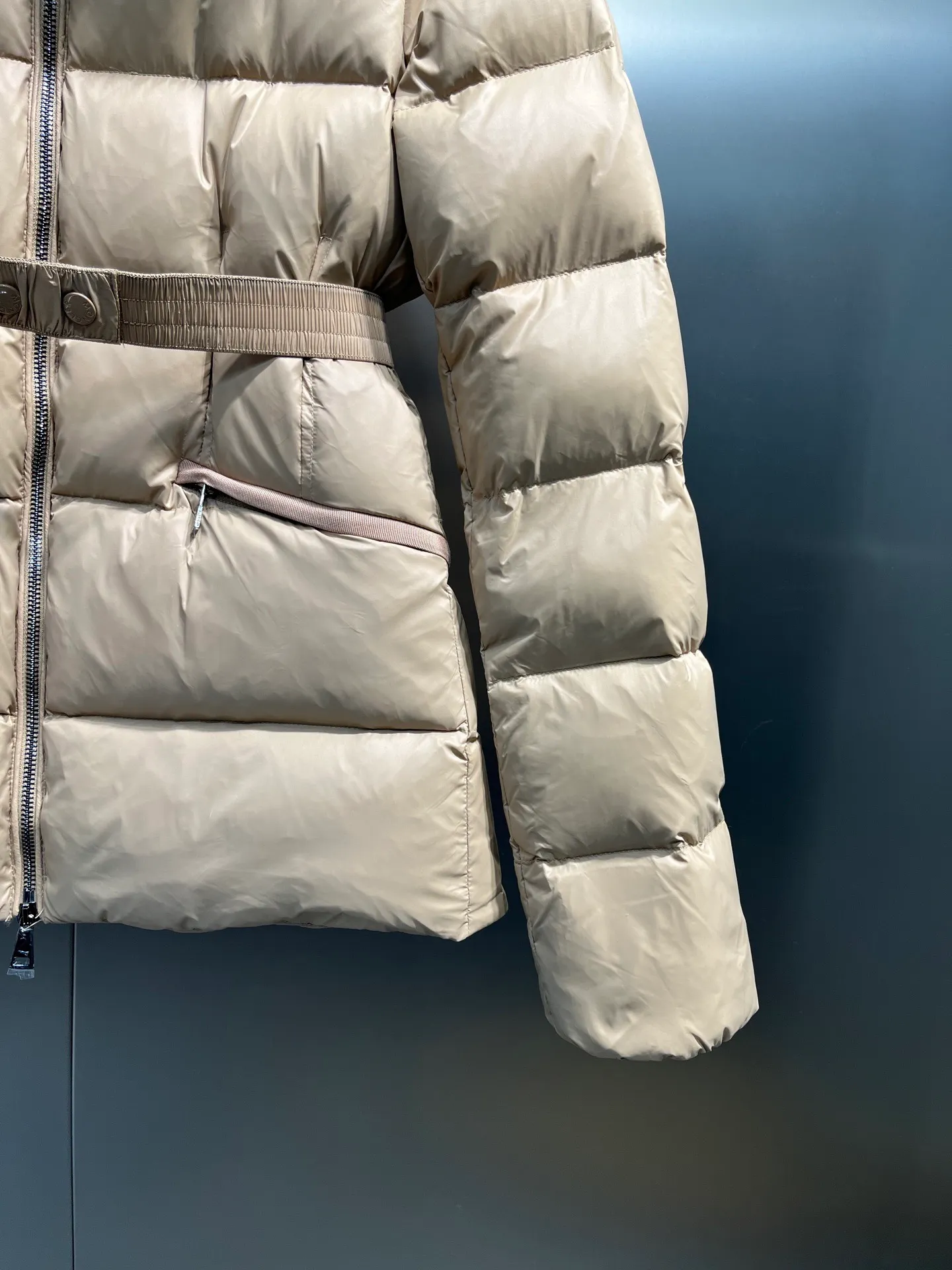 P1000 𝐌𝐎𝐍𝐂𝐋𝐄𝐑🌟Moushed BOED series Autumn and winter new type of muzzled hooded down jacket with belted fur collar and waist. The slim cut highlights the temperament of this down. It doesn’t look fluffy and bloated, and it is light and neat. Good products like this are hard to come by. Every detail is worth your time to explore, and this one is not picky at all. Style number: A83# Color: champagne white black size: 1234