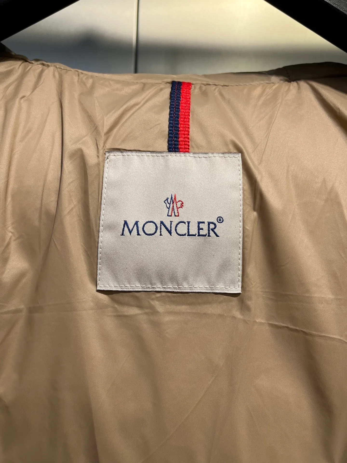 P1000 𝐌𝐎𝐍𝐂𝐋𝐄𝐑🌟Moushed BOED series Autumn and winter new type of muzzled hooded down jacket with belted fur collar and waist. The slim cut highlights the temperament of this down. It doesn’t look fluffy and bloated, and it is light and neat. Good products like this are hard to come by. Every detail is worth your time to explore, and this one is not picky at all. Style number: A83# Color: champagne white black size: 1234