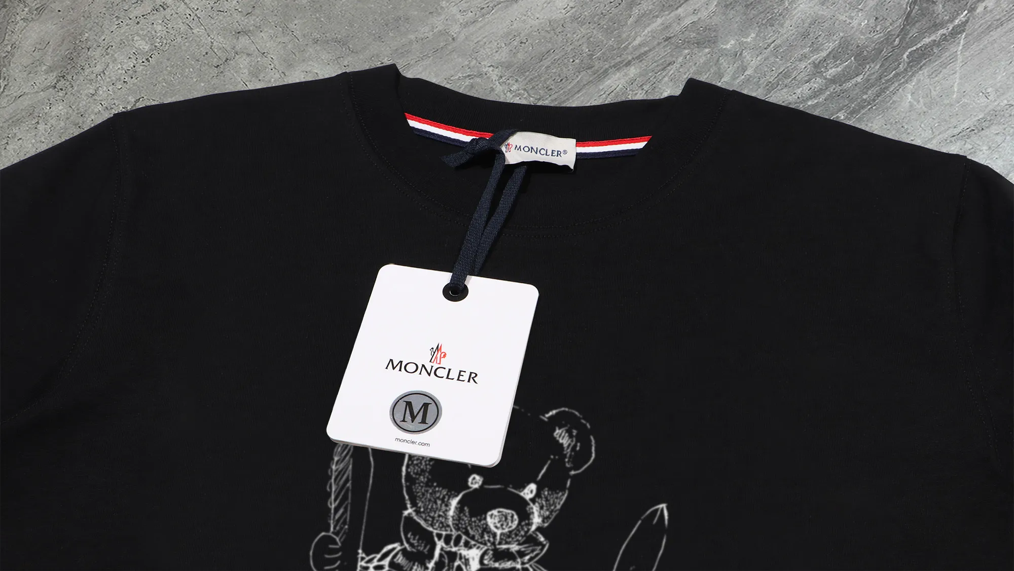 P210 High-version sweatshirt) [Long-term stock] 〖𝐌𝐎𝐍𝐂𝐋𝐄𝐑~Mask〗 Made of 440g heavy-weight fabric. It is different from the market currency. It can be matched with any variety and is properly handsome. 😎The whole dress is made of double waistcoats. The double waistcoats make the whole dress more three-dimensional. Not ordinary factories can do such fine work. 2025 Spring catwalk version of the T stage, on sale at the counter, exquisitely printed round neck terry sweatshirt, high-end double-ply cotton, custom-made stretch ribs, dyed in the same vat, complete with three standards, matched with digital printing patterns and very breathable, same style for men and women, color: black, white, apricot, size: S M L XL 2XL