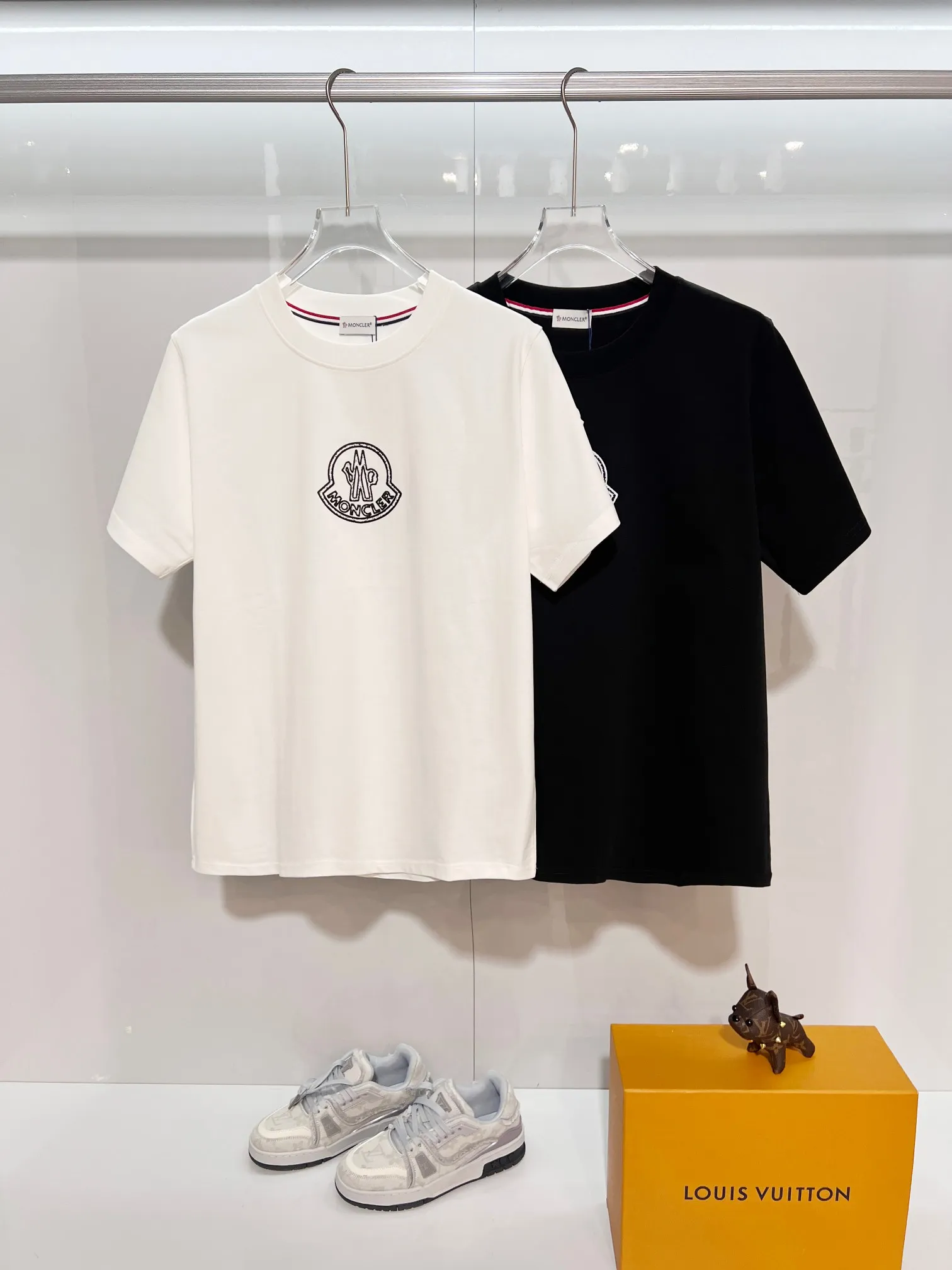 P150 MONCLER/Muzzled 300g pure cotton round neck short-sleeved T-shirt. Brand classic. Color-blocking double-sided letter LOGO embossing process. 2025ss official synchronization. High version. High quality. Fashionable personality. Versatile trend. Pure original quality. Original fabric. Tag. Collar label. Washed wheat. Complete three standards. Color: Black. White. Size: S M L XL XXL