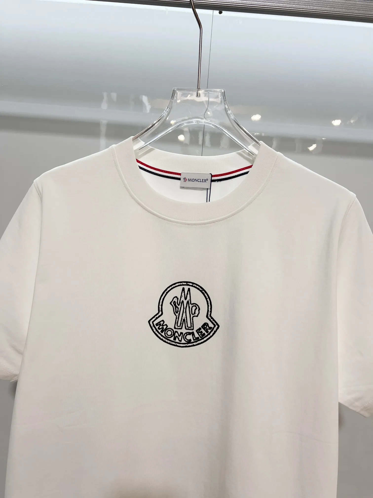 P150 MONCLER/Muzzled 300g pure cotton round neck short-sleeved T-shirt. Brand classic. Color-blocking double-sided letter LOGO embossing process. 2025ss official synchronization. High version. High quality. Fashionable personality. Versatile trend. Pure original quality. Original fabric. Tag. Collar label. Washed wheat. Complete three standards. Color: Black. White. Size: S M L XL XXL