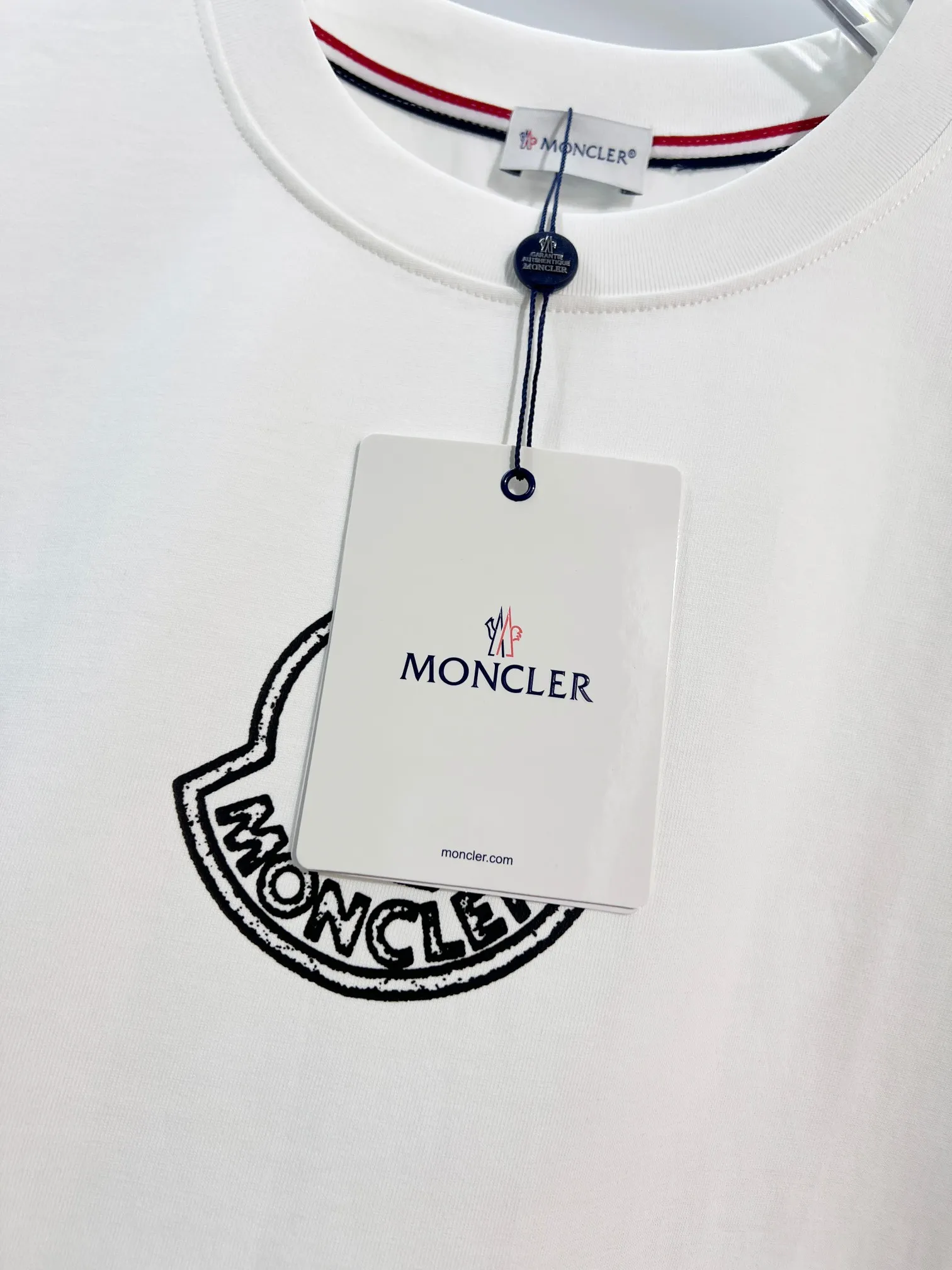 P150 MONCLER/Muzzled 300g pure cotton round neck short-sleeved T-shirt. Brand classic. Color-blocking double-sided letter LOGO embossing process. 2025ss official synchronization. High version. High quality. Fashionable personality. Versatile trend. Pure original quality. Original fabric. Tag. Collar label. Washed wheat. Complete three standards. Color: Black. White. Size: S M L XL XXL