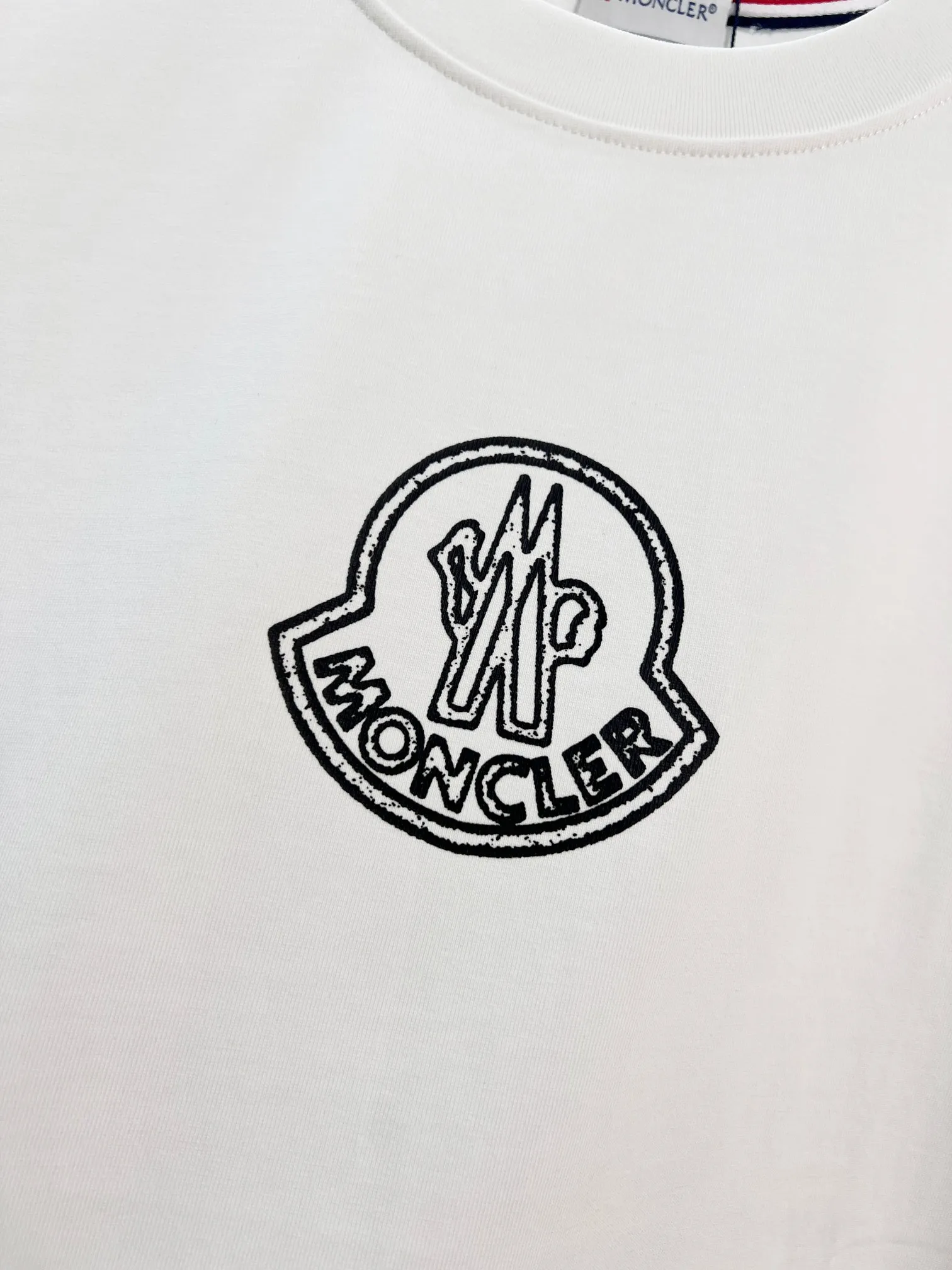 P150 MONCLER/Muzzled 300g pure cotton round neck short-sleeved T-shirt. Brand classic. Color-blocking double-sided letter LOGO embossing process. 2025ss official synchronization. High version. High quality. Fashionable personality. Versatile trend. Pure original quality. Original fabric. Tag. Collar label. Washed wheat. Complete three standards. Color: Black. White. Size: S M L XL XXL