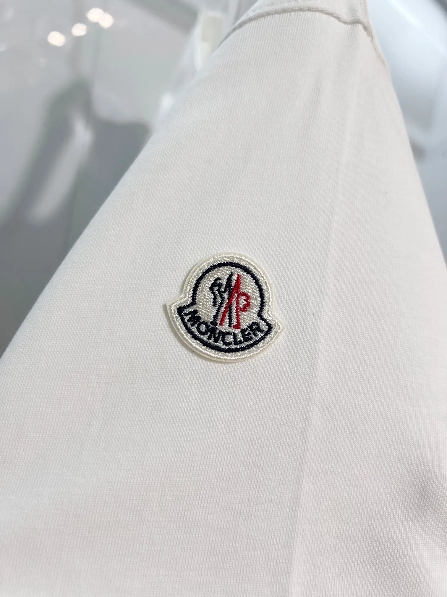 P150 MONCLER/Muzzled 300g pure cotton round neck short-sleeved T-shirt. Brand classic. Color-blocking double-sided letter LOGO embossing process. 2025ss official synchronization. High version. High quality. Fashionable personality. Versatile trend. Pure original quality. Original fabric. Tag. Collar label. Washed wheat. Complete three standards. Color: Black. White. Size: S M L XL XXL