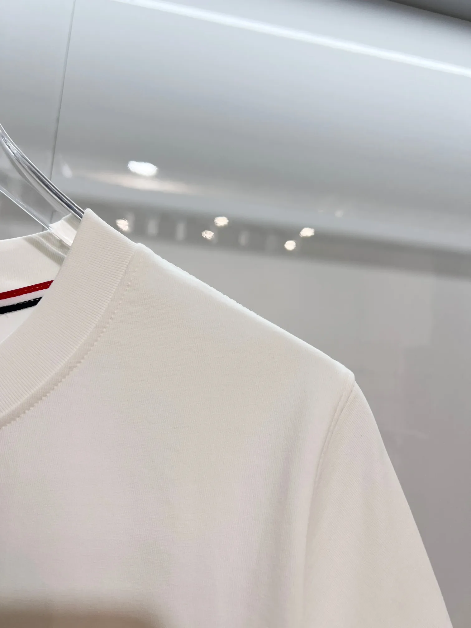 P150 MONCLER/Muzzled 300g pure cotton round neck short-sleeved T-shirt. Brand classic. Color-blocking double-sided letter LOGO embossing process. 2025ss official synchronization. High version. High quality. Fashionable personality. Versatile trend. Pure original quality. Original fabric. Tag. Collar label. Washed wheat. Complete three standards. Color: Black. White. Size: S M L XL XXL