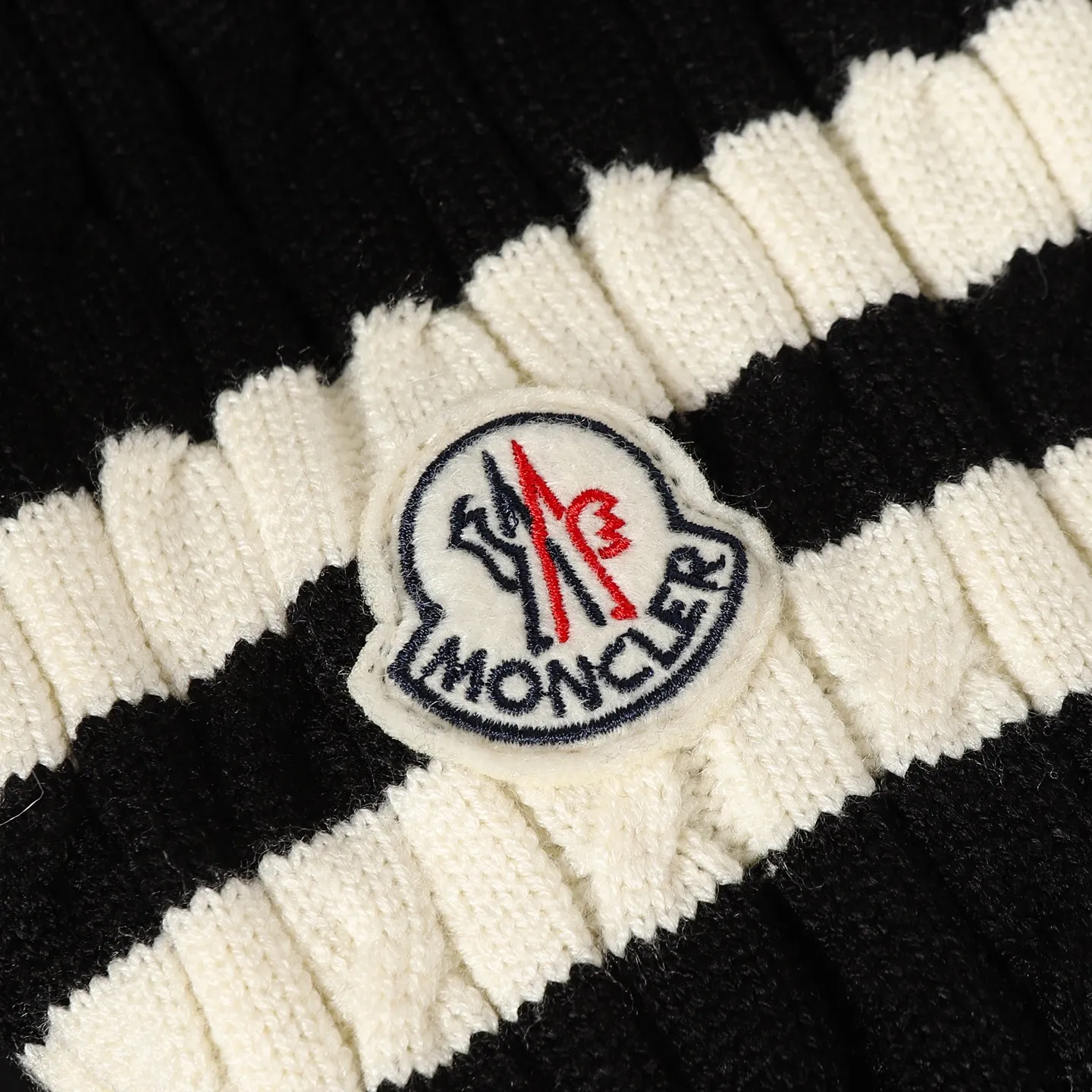 P640 Moncler｜Matched wool knitted down stand-collar down jacket 1️⃣Original Nfc anti-counterfeiting chip 2️⃣90 duck down, the most abundant on the market, never fake goose down and a series of misunderstandings 3️⃣ Fabric: 100% nylon; Lining: 100% nylon, one of the best on the market, everything is customized according to the original version. 4⃣️The electroplated hardware produced by the original processing factory is all customized by the original factory, and is not a replica of various types on the market. 5⃣️Produced by a same OEM factory, it has always been unambiguous in terms of quality. When shipped by a large factory, everyone understands the workmanship, QA and QC quality inspection. It is not comparable to small factories in the market.  Mouth-mounted down jackets, let’s not brag, there is almost no one that can do better than us! Make an original product with care, so that every customer has the confidence to introduce it to his customers: This is the top replica version in China. Good products do not need too many soft articles to set off, only junk products will boast: the original ZP uses thousands of words to impress consumers!  Size: 1 2 3 4 5 Color: Gray Black