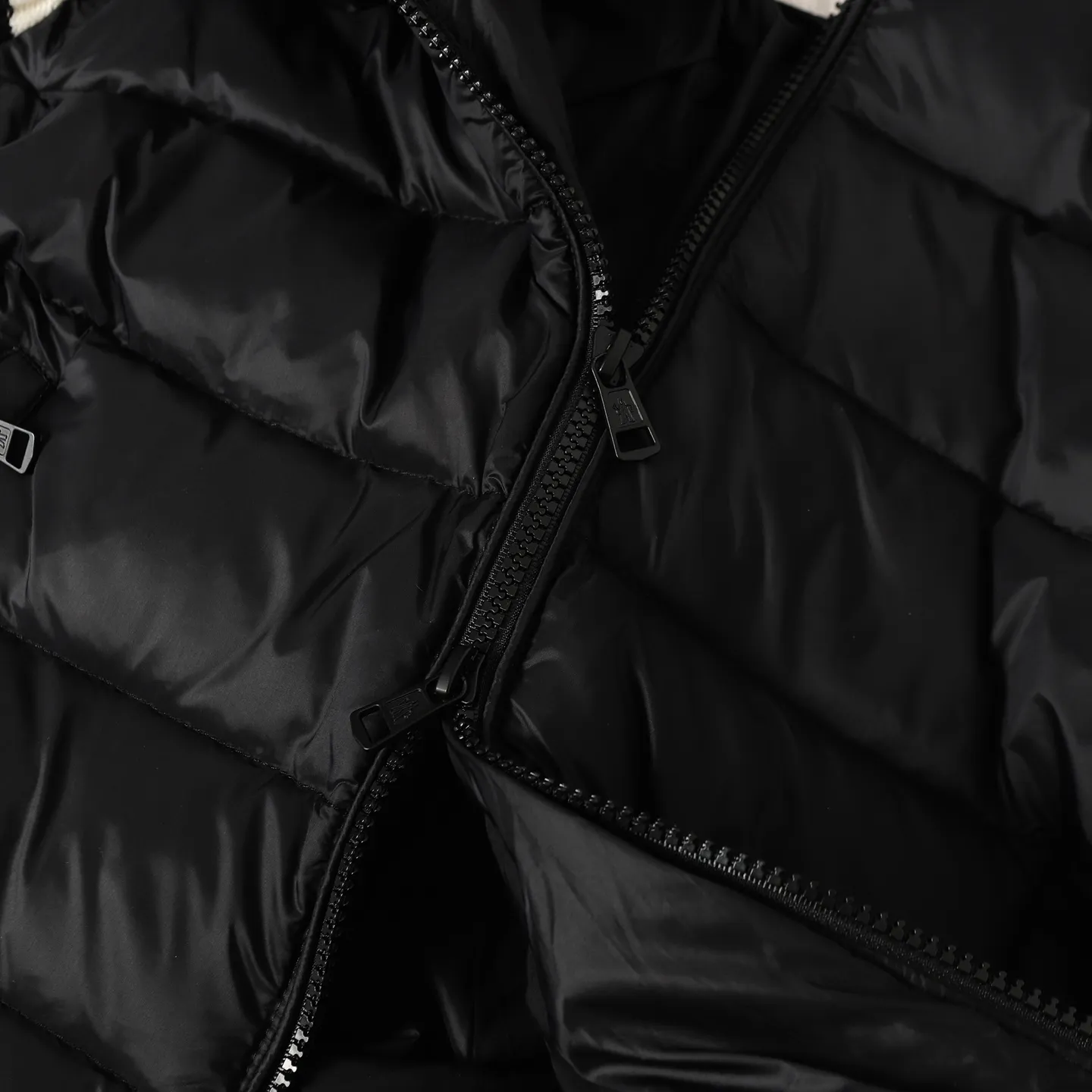 P640 Moncler｜Matched wool knitted down stand-collar down jacket 1️⃣Original Nfc anti-counterfeiting chip 2️⃣90 duck down, the most abundant on the market, never fake goose down and a series of misunderstandings 3️⃣ Fabric: 100% nylon; Lining: 100% nylon, one of the best on the market, everything is customized according to the original version. 4⃣️The electroplated hardware produced by the original processing factory is all customized by the original factory, and is not a replica of various types on the market. 5⃣️Produced by a same OEM factory, it has always been unambiguous in terms of quality. When shipped by a large factory, everyone understands the workmanship, QA and QC quality inspection. It is not comparable to small factories in the market.  Mouth-mounted down jackets, let’s not brag, there is almost no one that can do better than us! Make an original product with care, so that every customer has the confidence to introduce it to his customers: This is the top replica version in China. Good products do not need too many soft articles to set off, only junk products will boast: the original ZP uses thousands of words to impress consumers!  Size: 1 2 3 4 5 Color: Gray Black