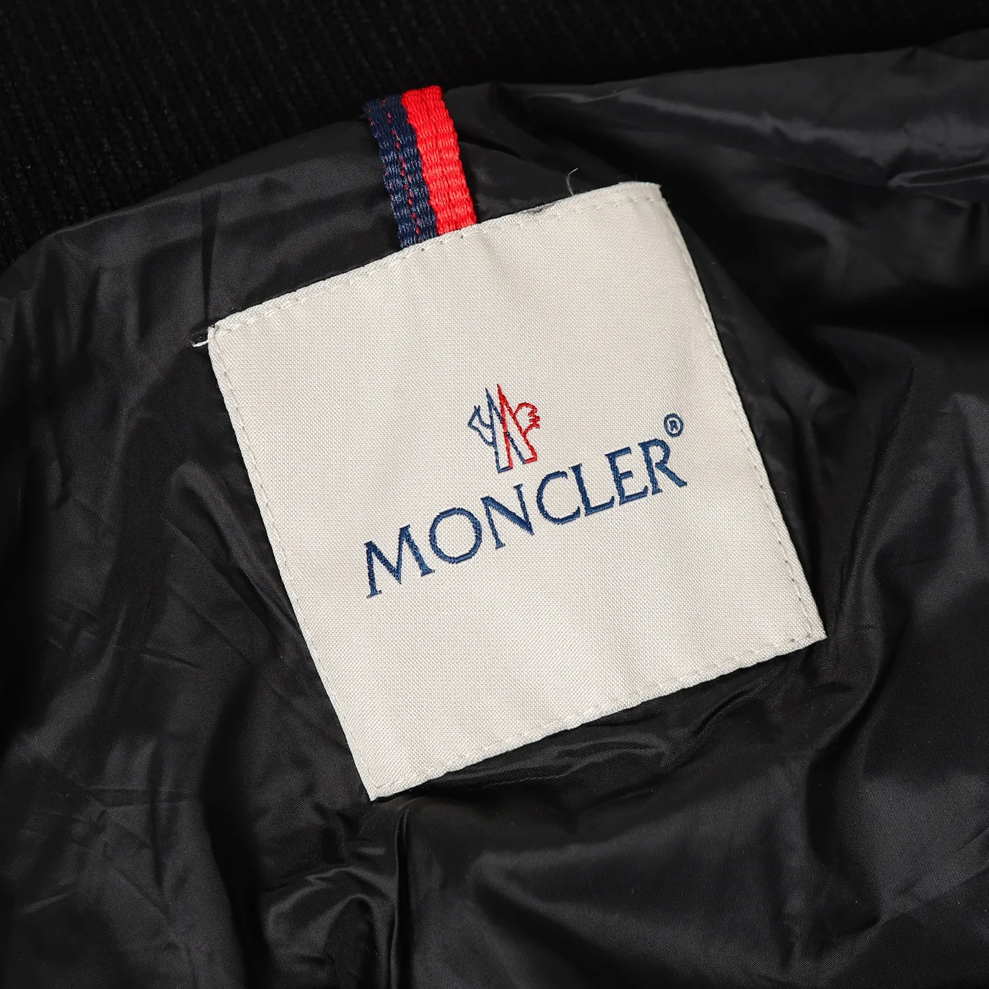 P640 Moncler｜Matched wool knitted down stand-collar down jacket 1️⃣Original Nfc anti-counterfeiting chip 2️⃣90 duck down, the most abundant on the market, never fake goose down and a series of misunderstandings 3️⃣ Fabric: 100% nylon; Lining: 100% nylon, one of the best on the market, everything is customized according to the original version. 4⃣️The electroplated hardware produced by the original processing factory is all customized by the original factory, and is not a replica of various types on the market. 5⃣️Produced by a same OEM factory, it has always been unambiguous in terms of quality. When shipped by a large factory, everyone understands the workmanship, QA and QC quality inspection. It is not comparable to small factories in the market.  Mouth-mounted down jackets, let’s not brag, there is almost no one that can do better than us! Make an original product with care, so that every customer has the confidence to introduce it to his customers: This is the top replica version in China. Good products do not need too many soft articles to set off, only junk products will boast: the original ZP uses thousands of words to impress consumers!  Size: 1 2 3 4 5 Color: Gray Black