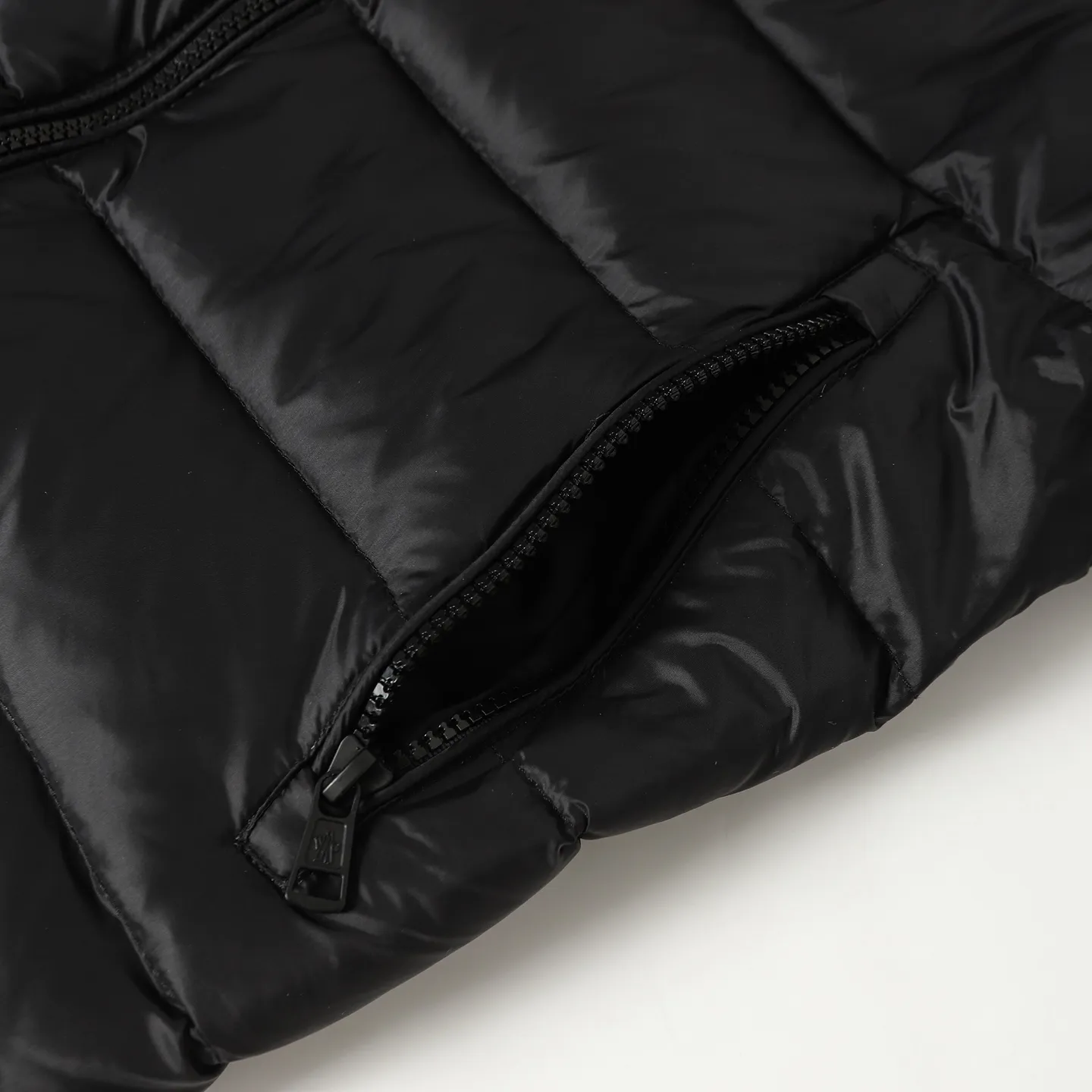 P640 Moncler｜Matched wool knitted down stand-collar down jacket 1️⃣Original Nfc anti-counterfeiting chip 2️⃣90 duck down, the most abundant on the market, never fake goose down and a series of misunderstandings 3️⃣ Fabric: 100% nylon; Lining: 100% nylon, one of the best on the market, everything is customized according to the original version. 4⃣️The electroplated hardware produced by the original processing factory is all customized by the original factory, and is not a replica of various types on the market. 5⃣️Produced by a same OEM factory, it has always been unambiguous in terms of quality. When shipped by a large factory, everyone understands the workmanship, QA and QC quality inspection. It is not comparable to small factories in the market.  Mouth-mounted down jackets, let’s not brag, there is almost no one that can do better than us! Make an original product with care, so that every customer has the confidence to introduce it to his customers: This is the top replica version in China. Good products do not need too many soft articles to set off, only junk products will boast: the original ZP uses thousands of words to impress consumers!  Size: 1 2 3 4 5 Color: Gray Black