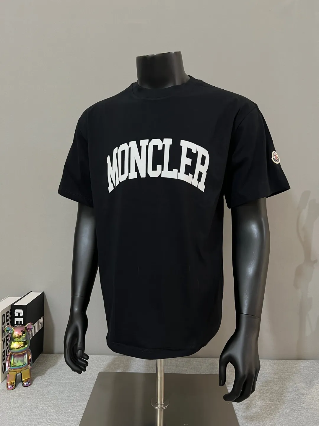 P150 Meng Mouth MONCLER is new, official & got synchronized; 2025SS flocked large letter printed sleeve label model, made of 240g double yarn 100% cotton fabric, imported woven thread, collar bone is not easy to deform, factory high temperature washing process, the fabric is soft and breathable, does not shrink, NCF washed mark identification, details are in place and the upper body is good-looking, European size version, loose and suitable, color: black, white, size XS-L