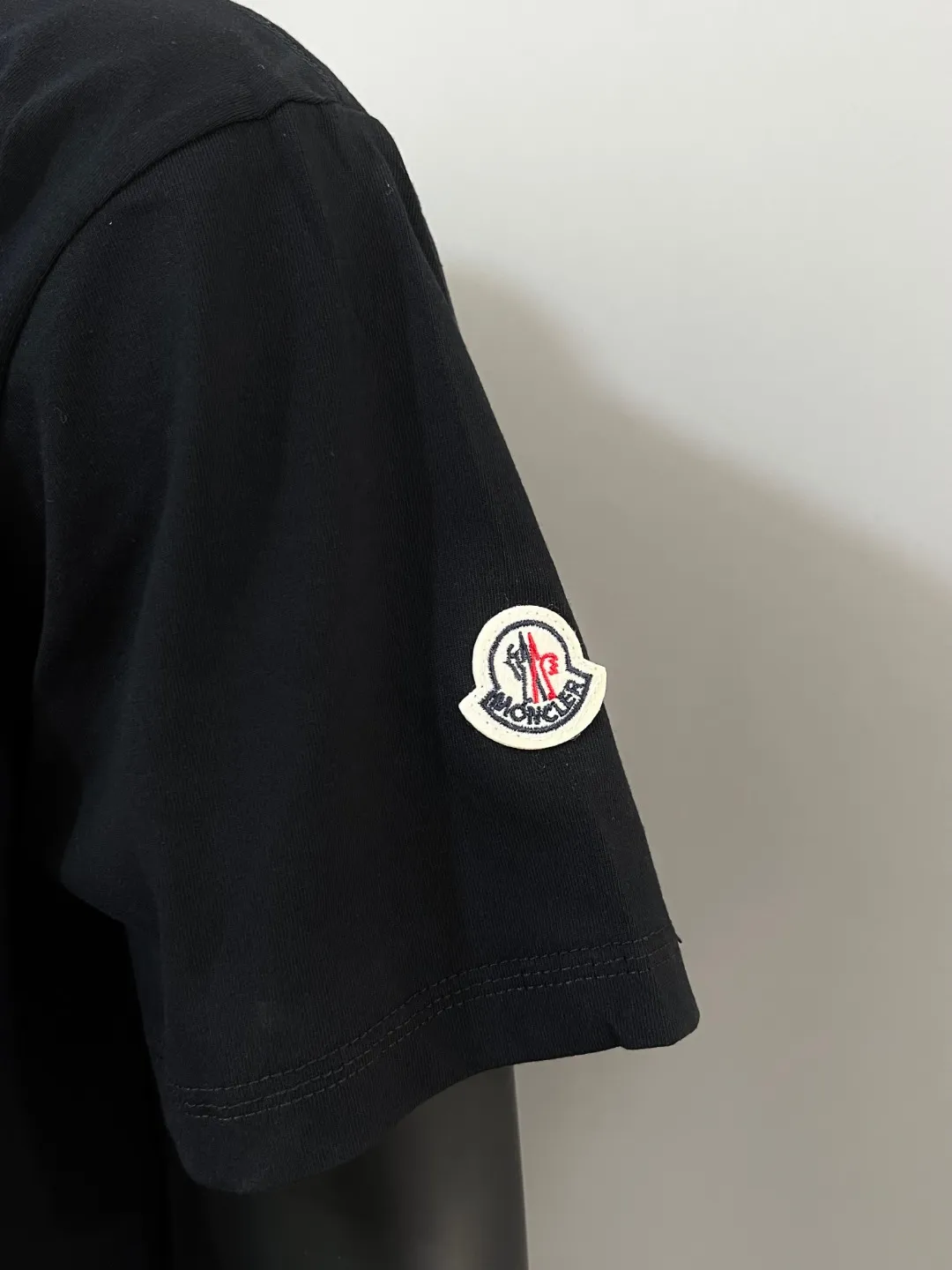 P150 Meng Mouth MONCLER is new, official & got synchronized; 2025SS flocked large letter printed sleeve label model, made of 240g double yarn 100% cotton fabric, imported woven thread, collar bone is not easy to deform, factory high temperature washing process, the fabric is soft and breathable, does not shrink, NCF washed mark identification, details are in place and the upper body is good-looking, European size version, loose and suitable, color: black, white, size XS-L