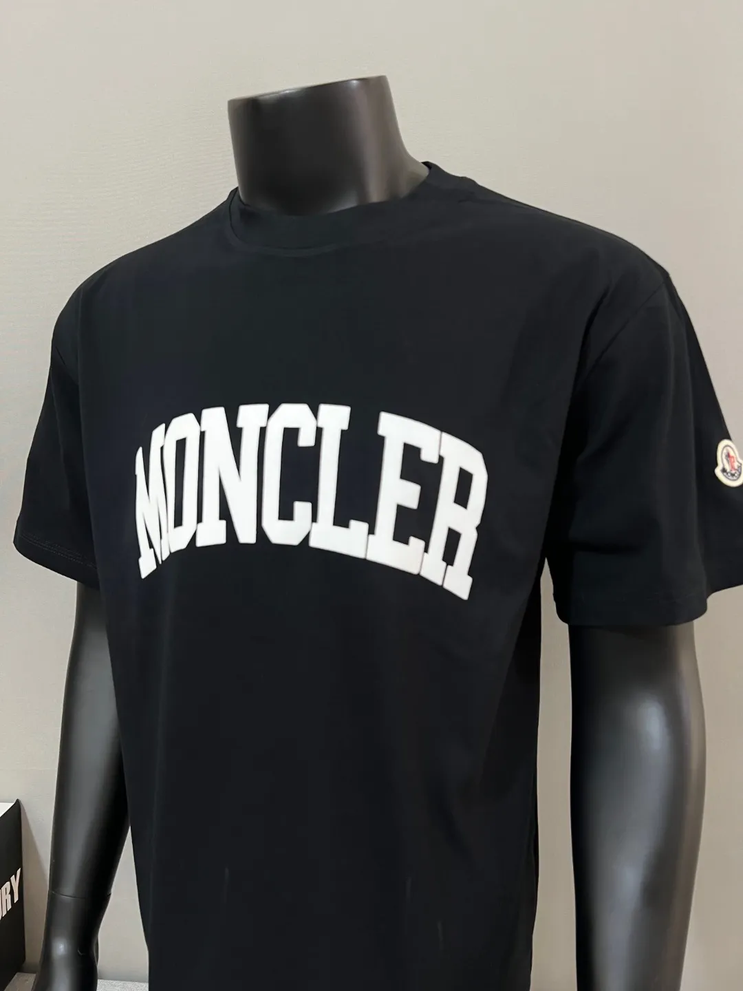 P150 Meng Mouth MONCLER is new, official & got synchronized; 2025SS flocked large letter printed sleeve label model, made of 240g double yarn 100% cotton fabric, imported woven thread, collar bone is not easy to deform, factory high temperature washing process, the fabric is soft and breathable, does not shrink, NCF washed mark identification, details are in place and the upper body is good-looking, European size version, loose and suitable, color: black, white, size XS-L