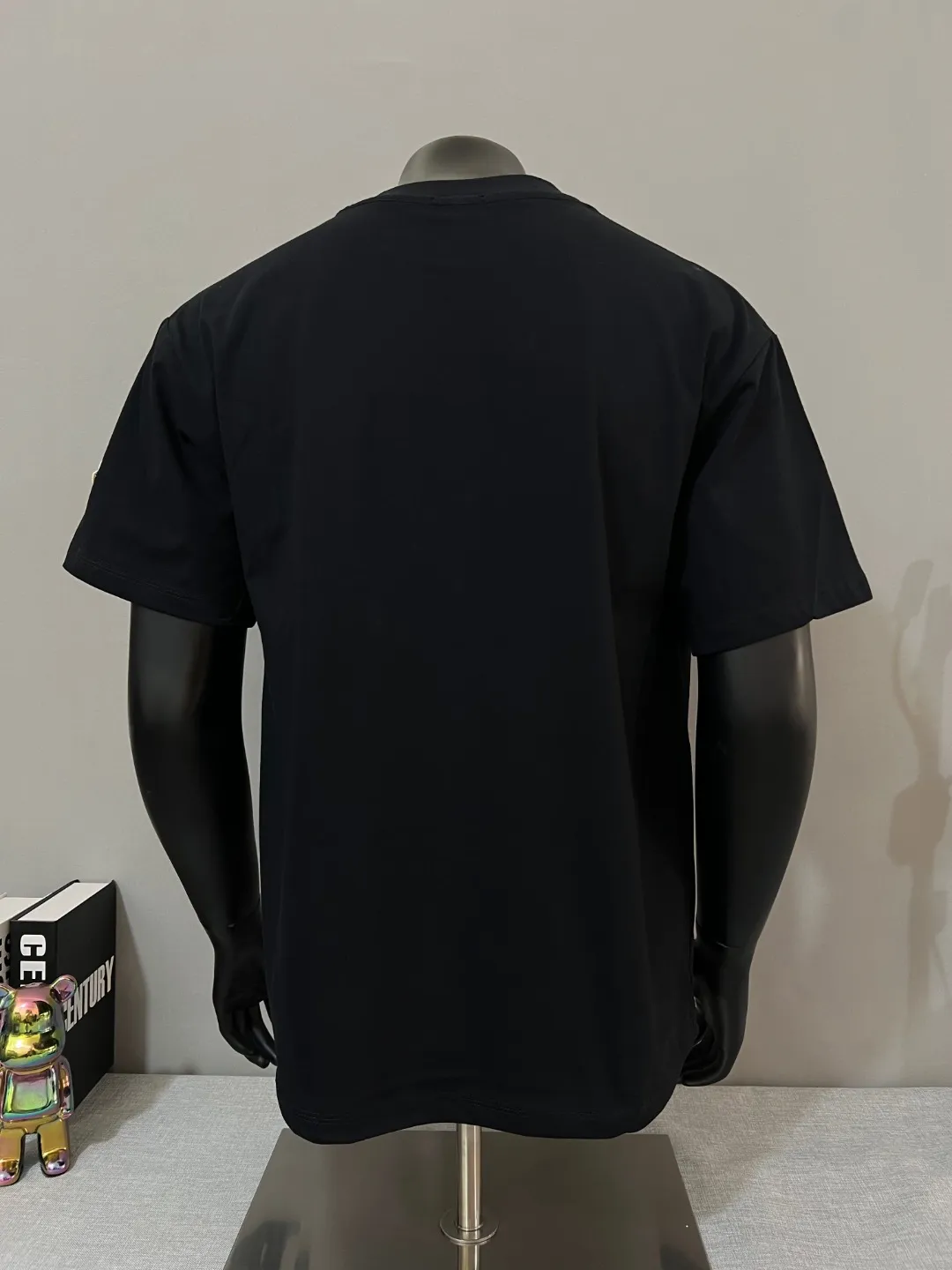 P150 Meng Mouth MONCLER is new, official & got synchronized; 2025SS flocked large letter printed sleeve label model, made of 240g double yarn 100% cotton fabric, imported woven thread, collar bone is not easy to deform, factory high temperature washing process, the fabric is soft and breathable, does not shrink, NCF washed mark identification, details are in place and the upper body is good-looking, European size version, loose and suitable, color: black, white, size XS-L
