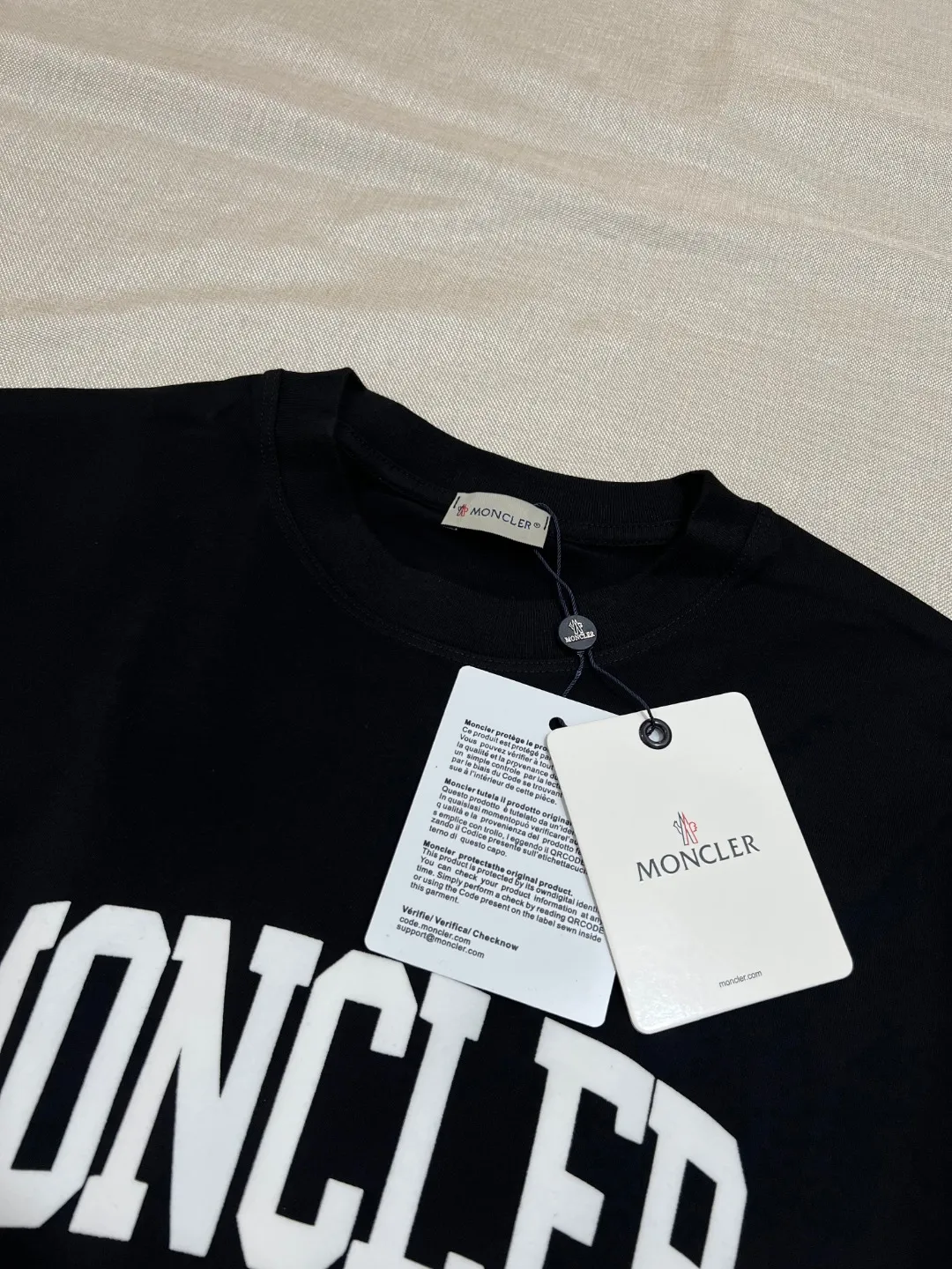 P150 Meng Mouth MONCLER is new, official & got synchronized; 2025SS flocked large letter printed sleeve label model, made of 240g double yarn 100% cotton fabric, imported woven thread, collar bone is not easy to deform, factory high temperature washing process, the fabric is soft and breathable, does not shrink, NCF washed mark identification, details are in place and the upper body is good-looking, European size version, loose and suitable, color: black, white, size XS-L