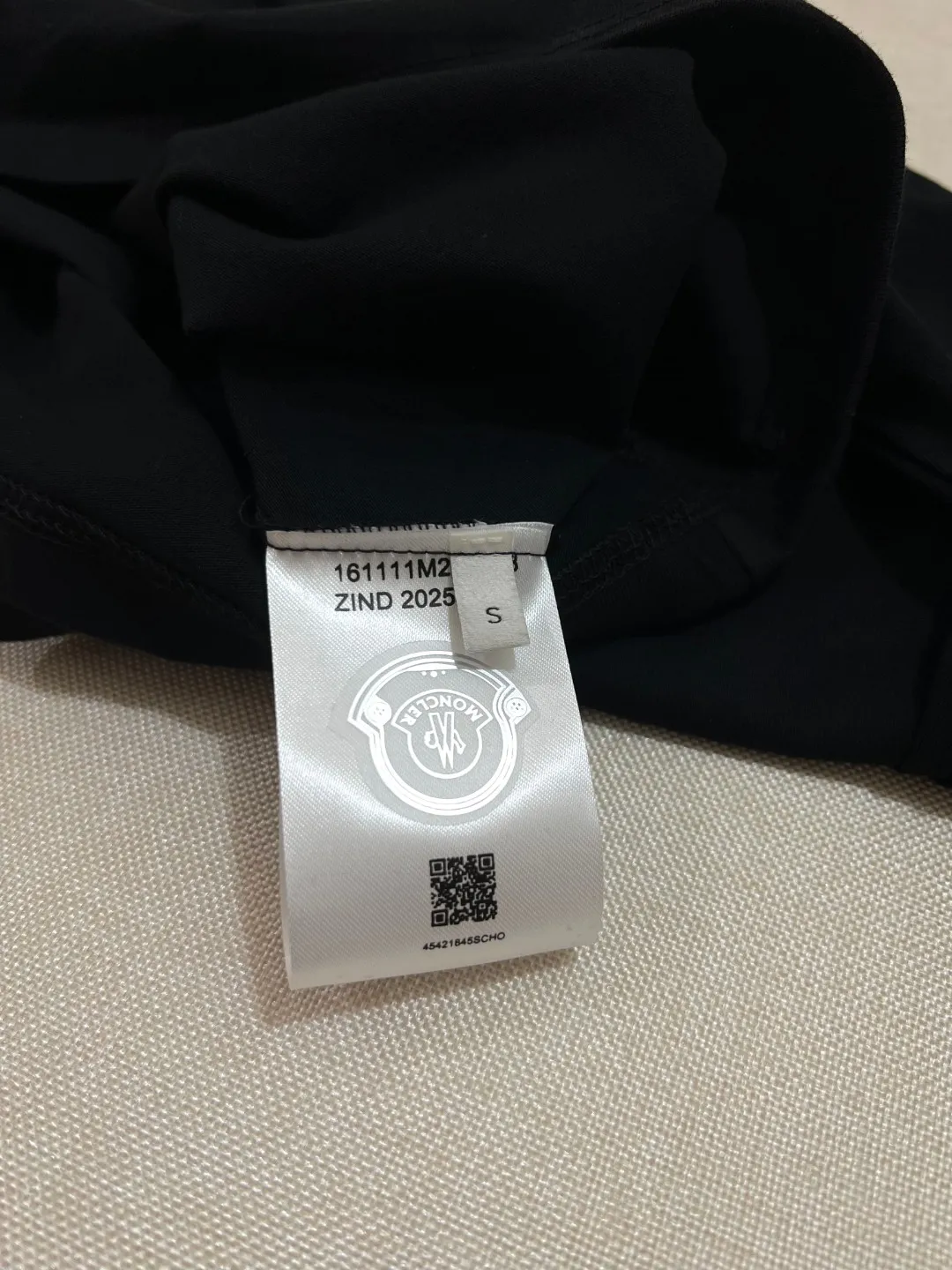 P150 Meng Mouth MONCLER is new, official & got synchronized; 2025SS flocked large letter printed sleeve label model, made of 240g double yarn 100% cotton fabric, imported woven thread, collar bone is not easy to deform, factory high temperature washing process, the fabric is soft and breathable, does not shrink, NCF washed mark identification, details are in place and the upper body is good-looking, European size version, loose and suitable, color: black, white, size XS-L