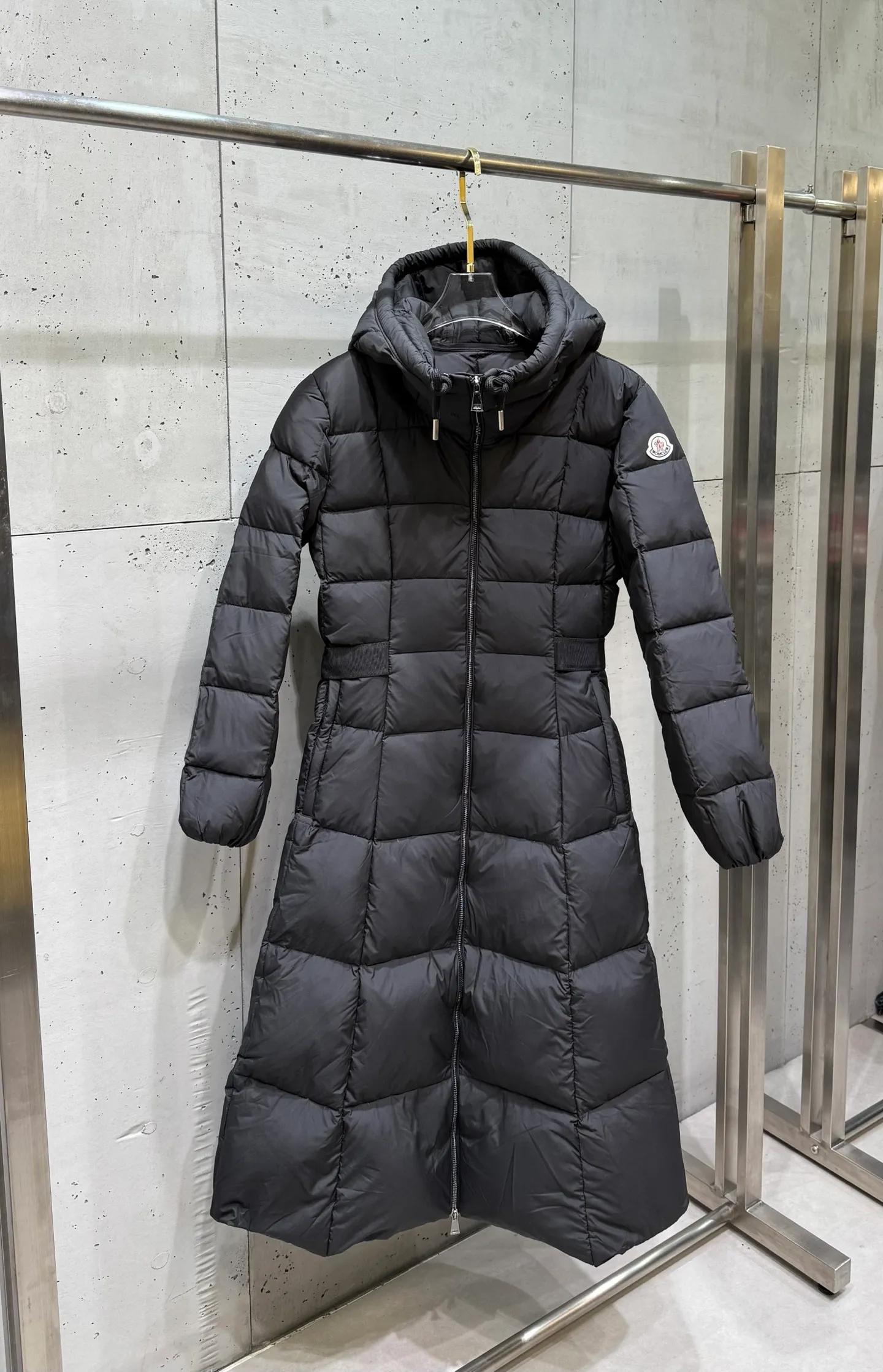 P1020 MONCLER Disney's Runaway Princess Series Long Corset New winter long length ladies' runaway princess must-have hot style. Women's long down interprets classic items in new proportions, showing impeccable fashion style. Product Details Made from polyester fabric, this long down style features a slim, wide silhouette with a nipped-in waist and lightweight lining. The three-dimensional hood adds a finishing touch to the style.  Color: Black Size: 0-3