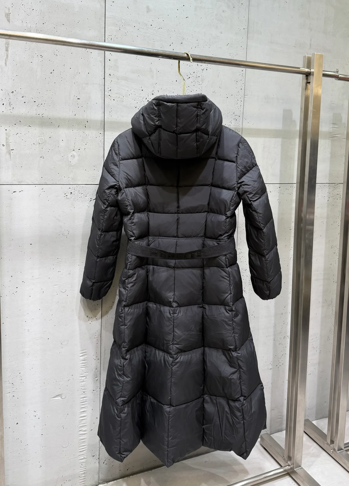 P1020 MONCLER Disney's Runaway Princess Series Long Corset New winter long length ladies' runaway princess must-have hot style. Women's long down interprets classic items in new proportions, showing impeccable fashion style. Product Details Made from polyester fabric, this long down style features a slim, wide silhouette with a nipped-in waist and lightweight lining. The three-dimensional hood adds a finishing touch to the style.  Color: Black Size: 0-3