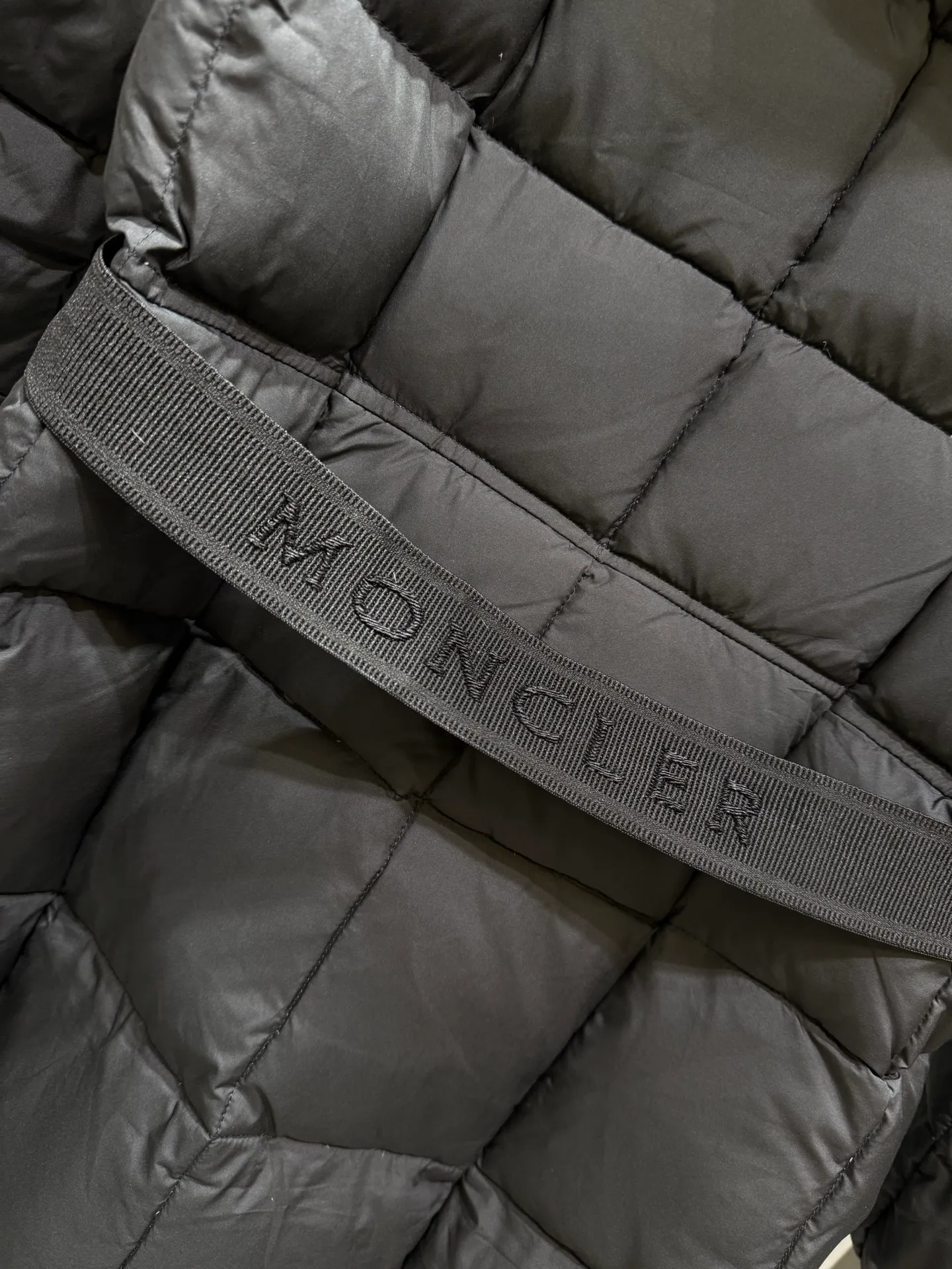 P1020 MONCLER Disney's Runaway Princess Series Long Corset New winter long length ladies' runaway princess must-have hot style. Women's long down interprets classic items in new proportions, showing impeccable fashion style. Product Details Made from polyester fabric, this long down style features a slim, wide silhouette with a nipped-in waist and lightweight lining. The three-dimensional hood adds a finishing touch to the style.  Color: Black Size: 0-3