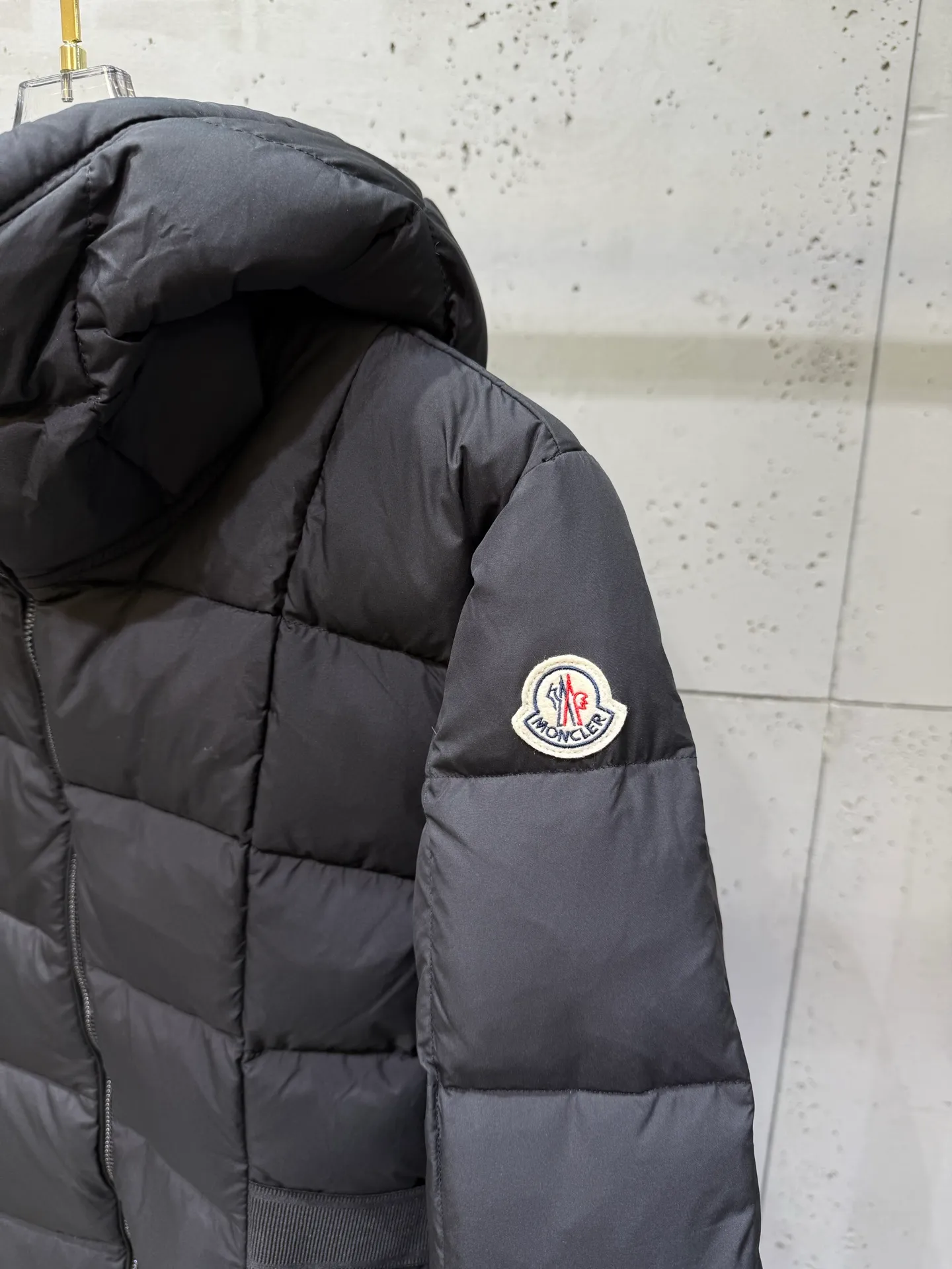 P1020 MONCLER Disney's Runaway Princess Series Long Corset New winter long length ladies' runaway princess must-have hot style. Women's long down interprets classic items in new proportions, showing impeccable fashion style. Product Details Made from polyester fabric, this long down style features a slim, wide silhouette with a nipped-in waist and lightweight lining. The three-dimensional hood adds a finishing touch to the style.  Color: Black Size: 0-3