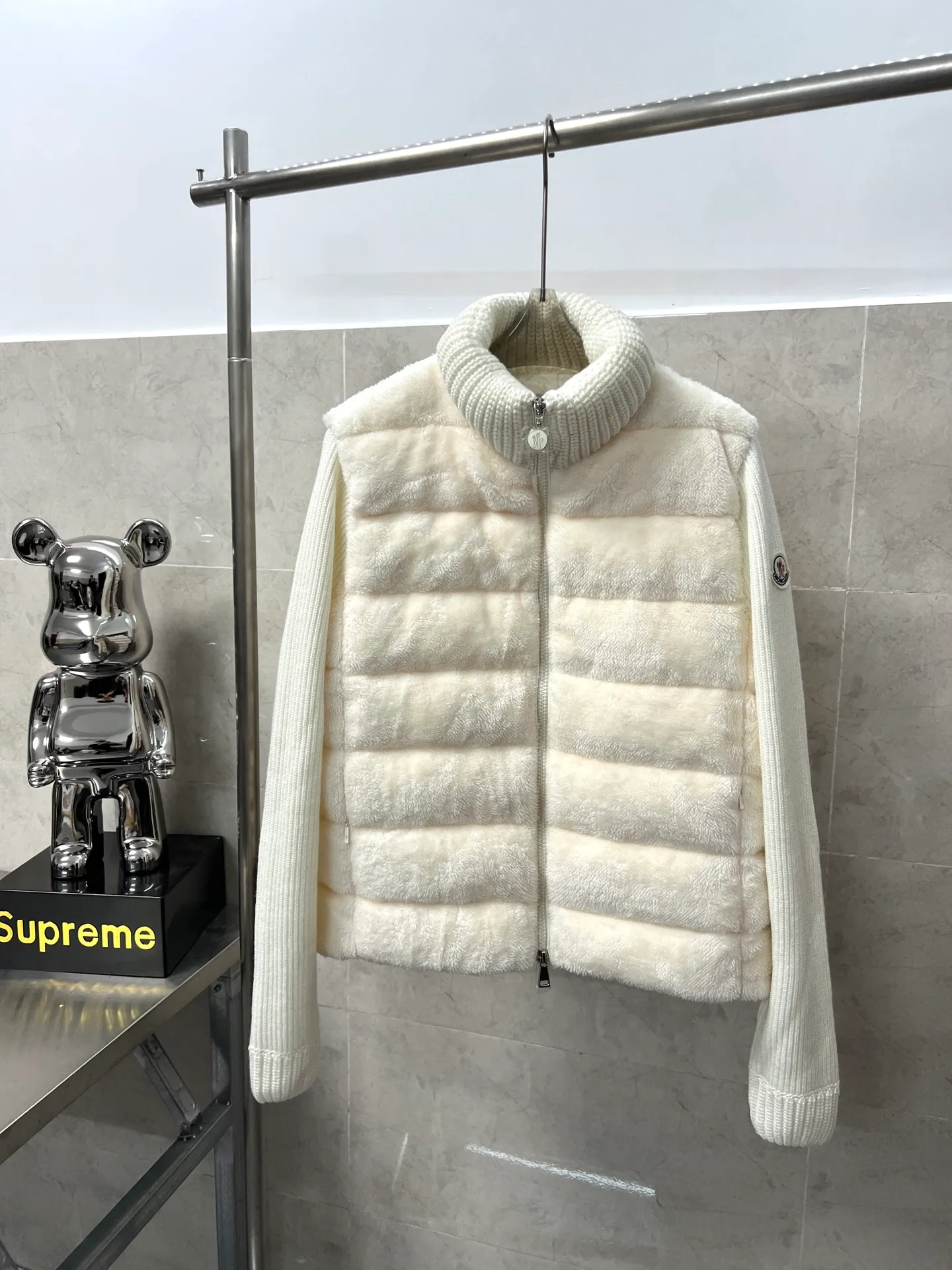 P700 Moncler's new wool sleeve splicing down jacket for autumn and winter. Classic stand-up collar zipper design. A must-have item for layering in autumn and winter. Customized eco-friendly Teddy plush fabric is soft and delicate. The version is versatile, age-reducing and fashionable. Imported machine sewing line crafts. Customized hardware matching. Textured gamers must buy. Color: White Pink Size: S M L