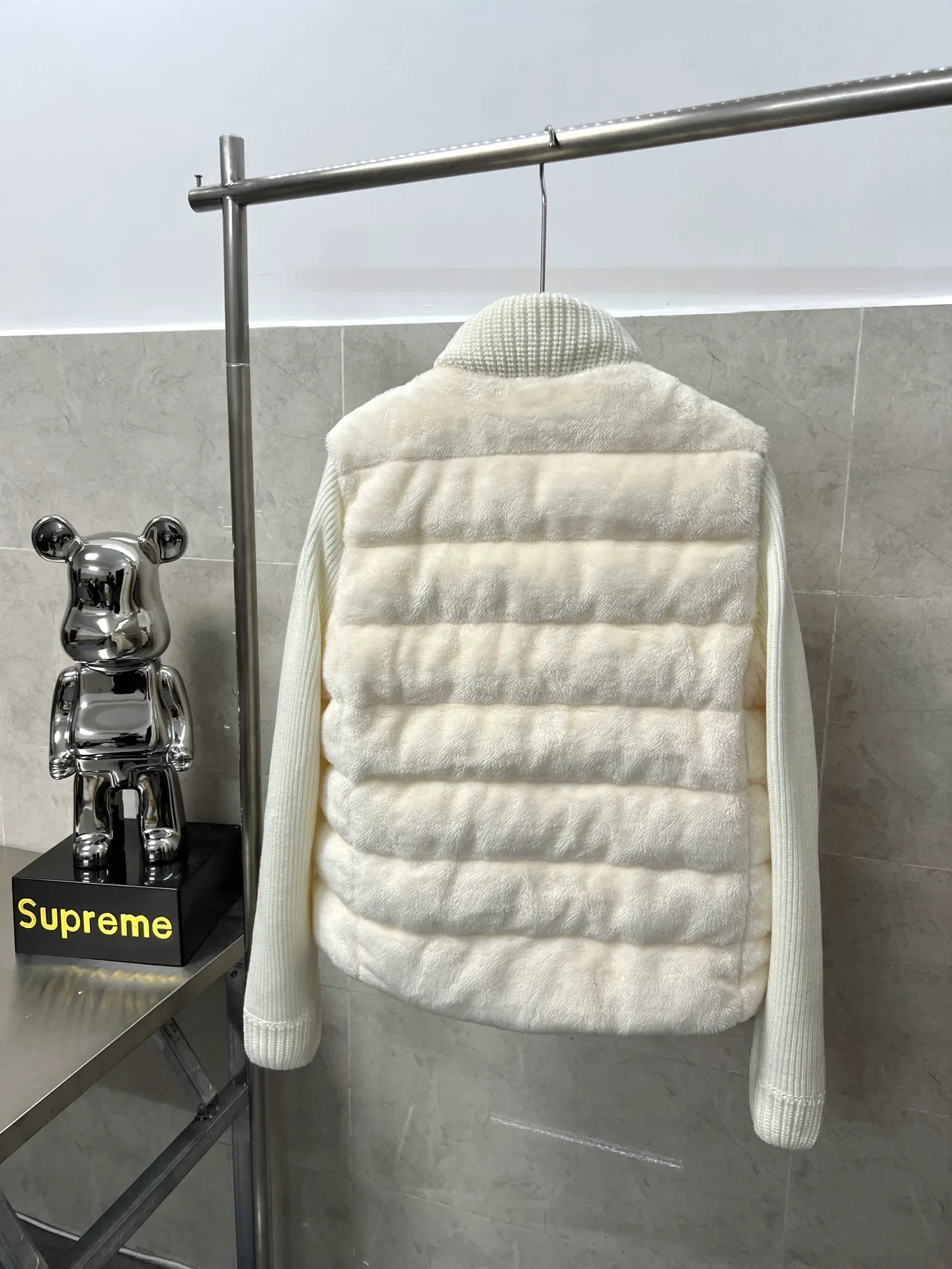 P700 Moncler's new wool sleeve splicing down jacket for autumn and winter. Classic stand-up collar zipper design. A must-have item for layering in autumn and winter. Customized eco-friendly Teddy plush fabric is soft and delicate. The version is versatile, age-reducing and fashionable. Imported machine sewing line crafts. Customized hardware matching. Textured gamers must buy. Color: White Pink Size: S M L