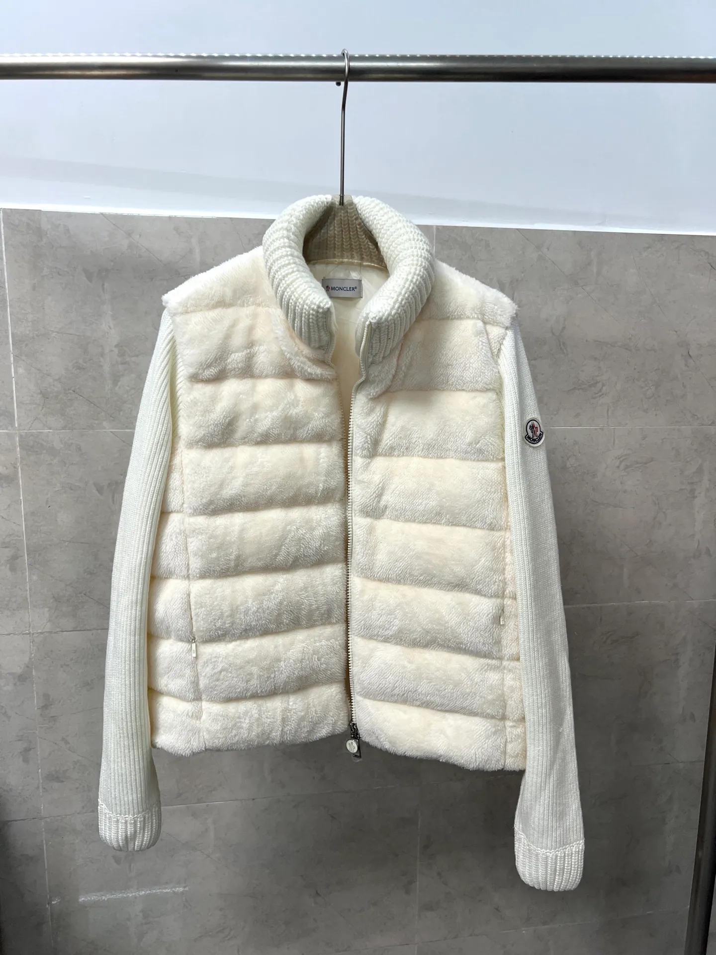 P700 Moncler's new wool sleeve splicing down jacket for autumn and winter. Classic stand-up collar zipper design. A must-have item for layering in autumn and winter. Customized eco-friendly Teddy plush fabric is soft and delicate. The version is versatile, age-reducing and fashionable. Imported machine sewing line crafts. Customized hardware matching. Textured gamers must buy. Color: White Pink Size: S M L