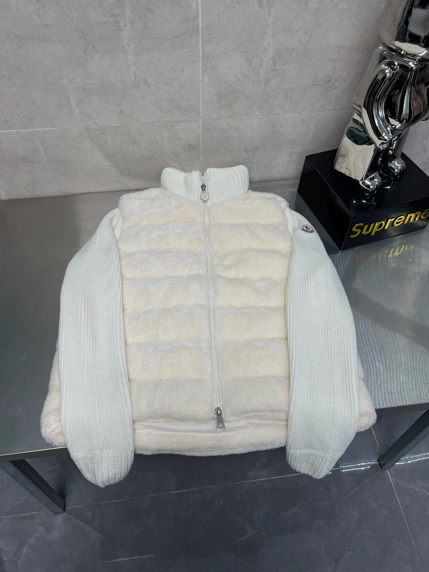 P700 Moncler's new wool sleeve splicing down jacket for autumn and winter. Classic stand-up collar zipper design. A must-have item for layering in autumn and winter. Customized eco-friendly Teddy plush fabric is soft and delicate. The version is versatile, age-reducing and fashionable. Imported machine sewing line crafts. Customized hardware matching. Textured gamers must buy. Color: White Pink Size: S M L