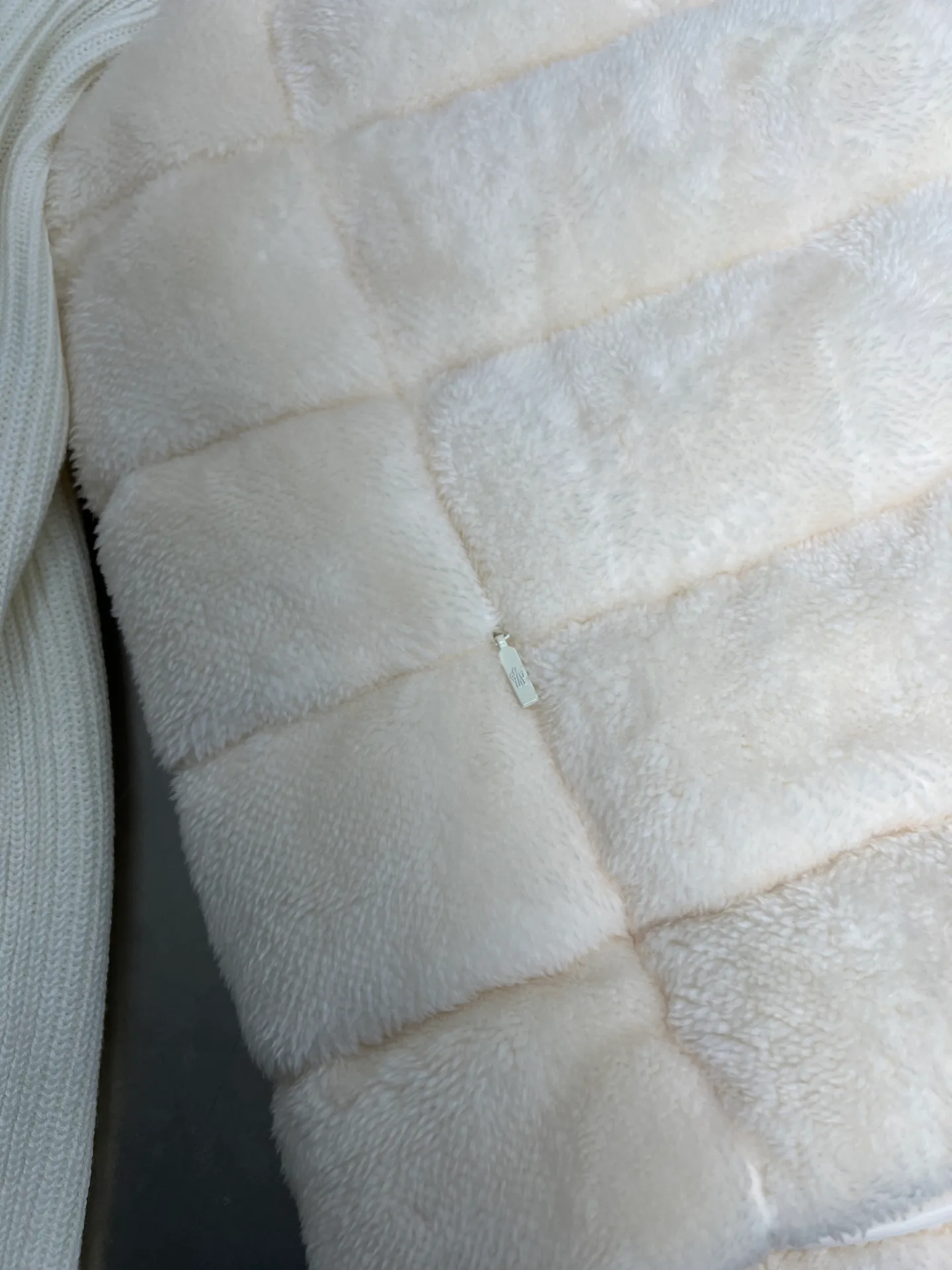 P700 Moncler's new wool sleeve splicing down jacket for autumn and winter. Classic stand-up collar zipper design. A must-have item for layering in autumn and winter. Customized eco-friendly Teddy plush fabric is soft and delicate. The version is versatile, age-reducing and fashionable. Imported machine sewing line crafts. Customized hardware matching. Textured gamers must buy. Color: White Pink Size: S M L