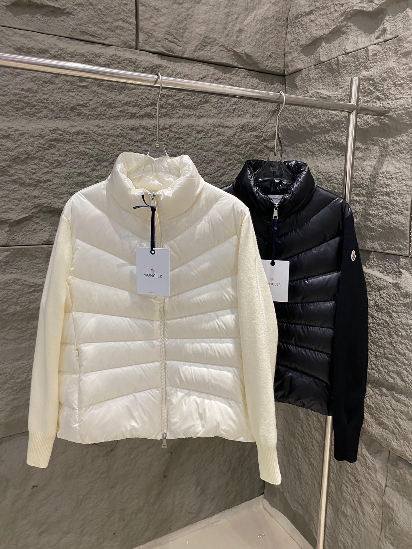 P640 Moncler Women's Stand Collar Knitted Patchwork Down Jacket This padded cardigan is a classic Moncler design piece that can be worn alone or paired with coats and jackets. Lightweight knit style made from soft wool and filled with down on the front and back. Color: black/white Size: 1/2/3/4