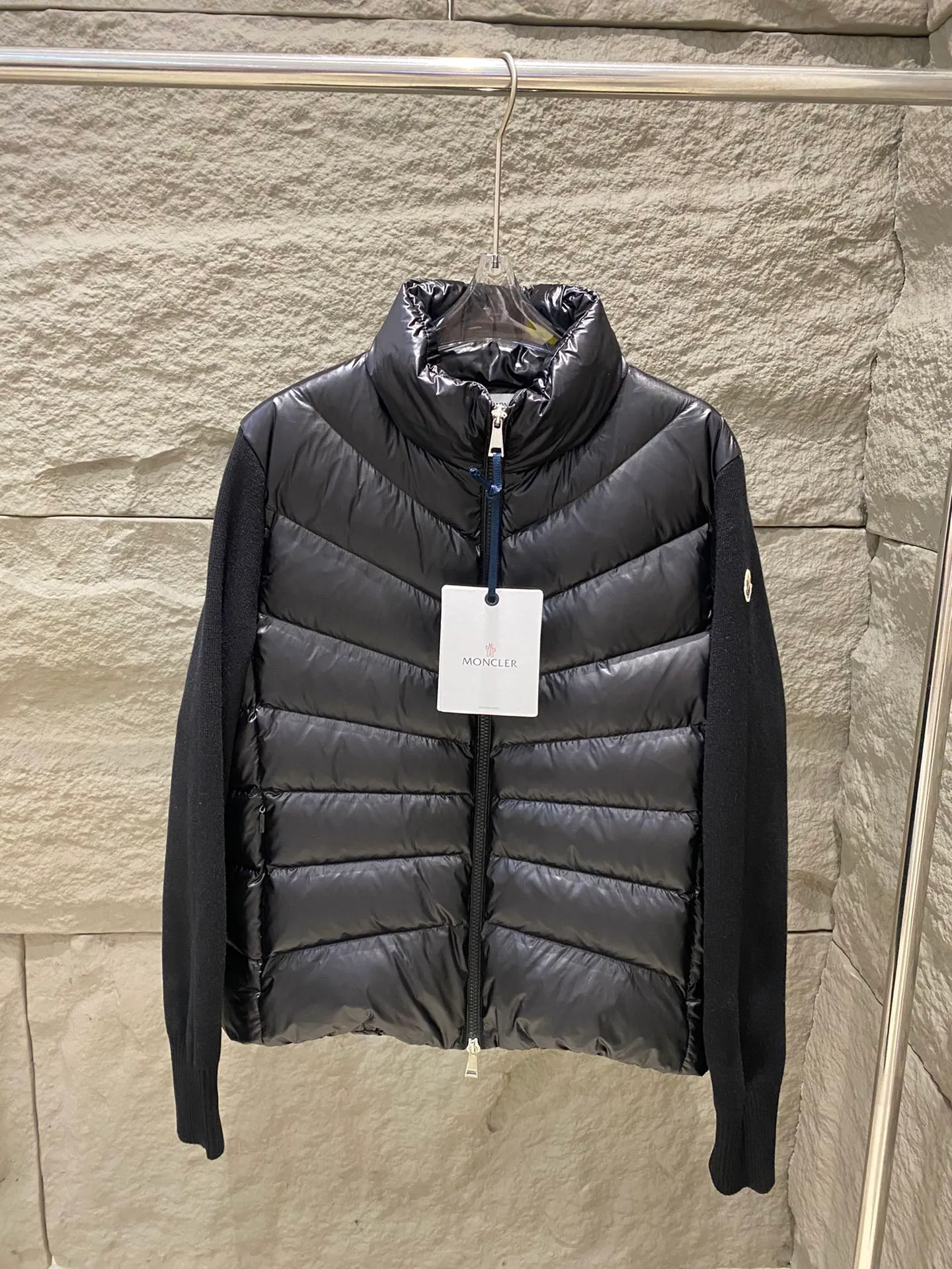 P640 Moncler Women's Stand Collar Knitted Patchwork Down Jacket This padded cardigan is a classic Moncler design piece that can be worn alone or paired with coats and jackets. Lightweight knit style made from soft wool and filled with down on the front and back. Color: black/white Size: 1/2/3/4