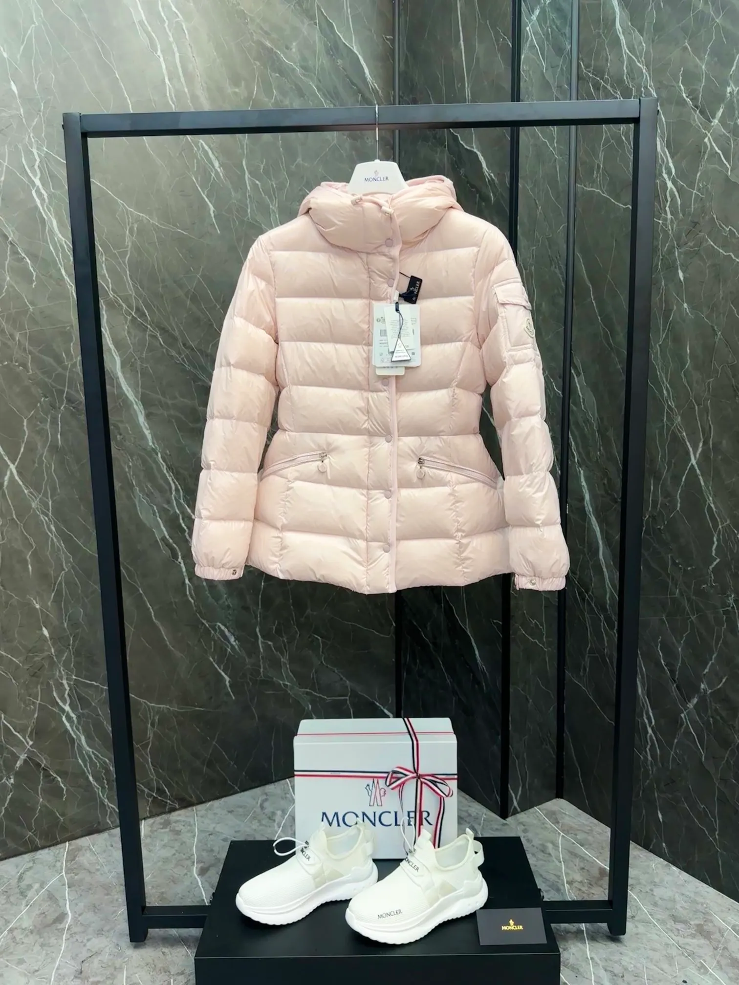 P780 Popular items ⬆️Moncler Barante women’s short down jacket with slim waist The Barante short down jacket combines femininity with practical functions, reinterpreting the aesthetic style of the 1970s for modern women. The Barante down jacket is made from lustrous nylon and is inspired by the 1970s. It adopts a waist design and presents an A-line silhouette, highlighting a feminine style. An adjustable hood and signature logo patch add finishing touches. Details •Made of nylon laqué fabric •Nylon laqué lining •Down filling •Adjustable hood •Zip and snap closure •Suit pocket •Adjustable cuffs Size : 0-3. Snow White/Light Pink/Black.