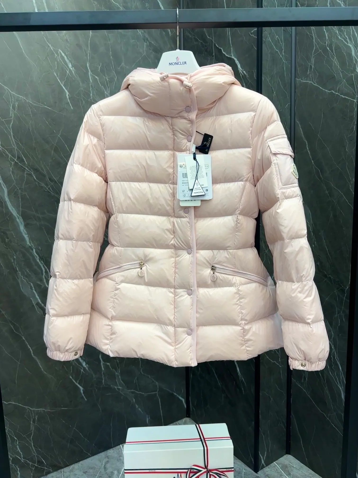 P780 Popular items ⬆️Moncler Barante women’s short down jacket with slim waist The Barante short down jacket combines femininity with practical functions, reinterpreting the aesthetic style of the 1970s for modern women. The Barante down jacket is made from lustrous nylon and is inspired by the 1970s. It adopts a waist design and presents an A-line silhouette, highlighting a feminine style. An adjustable hood and signature logo patch add finishing touches. Details •Made of nylon laqué fabric •Nylon laqué lining •Down filling •Adjustable hood •Zip and snap closure •Suit pocket •Adjustable cuffs Size : 0-3. Snow White/Light Pink/Black.