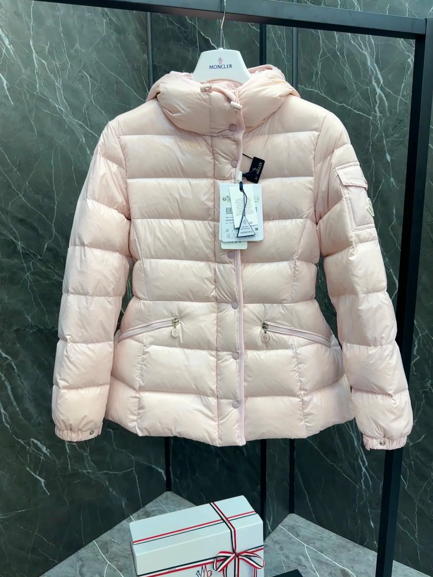 P780 Popular items ⬆️Moncler Barante women’s short down jacket with slim waist The Barante short down jacket combines femininity with practical functions, reinterpreting the aesthetic style of the 1970s for modern women. The Barante down jacket is made from lustrous nylon and is inspired by the 1970s. It adopts a waist design and presents an A-line silhouette, highlighting a feminine style. An adjustable hood and signature logo patch add finishing touches. Details •Made of nylon laqué fabric •Nylon laqué lining •Down filling •Adjustable hood •Zip and snap closure •Suit pocket •Adjustable cuffs Size : 0-3. Snow White/Light Pink/Black.