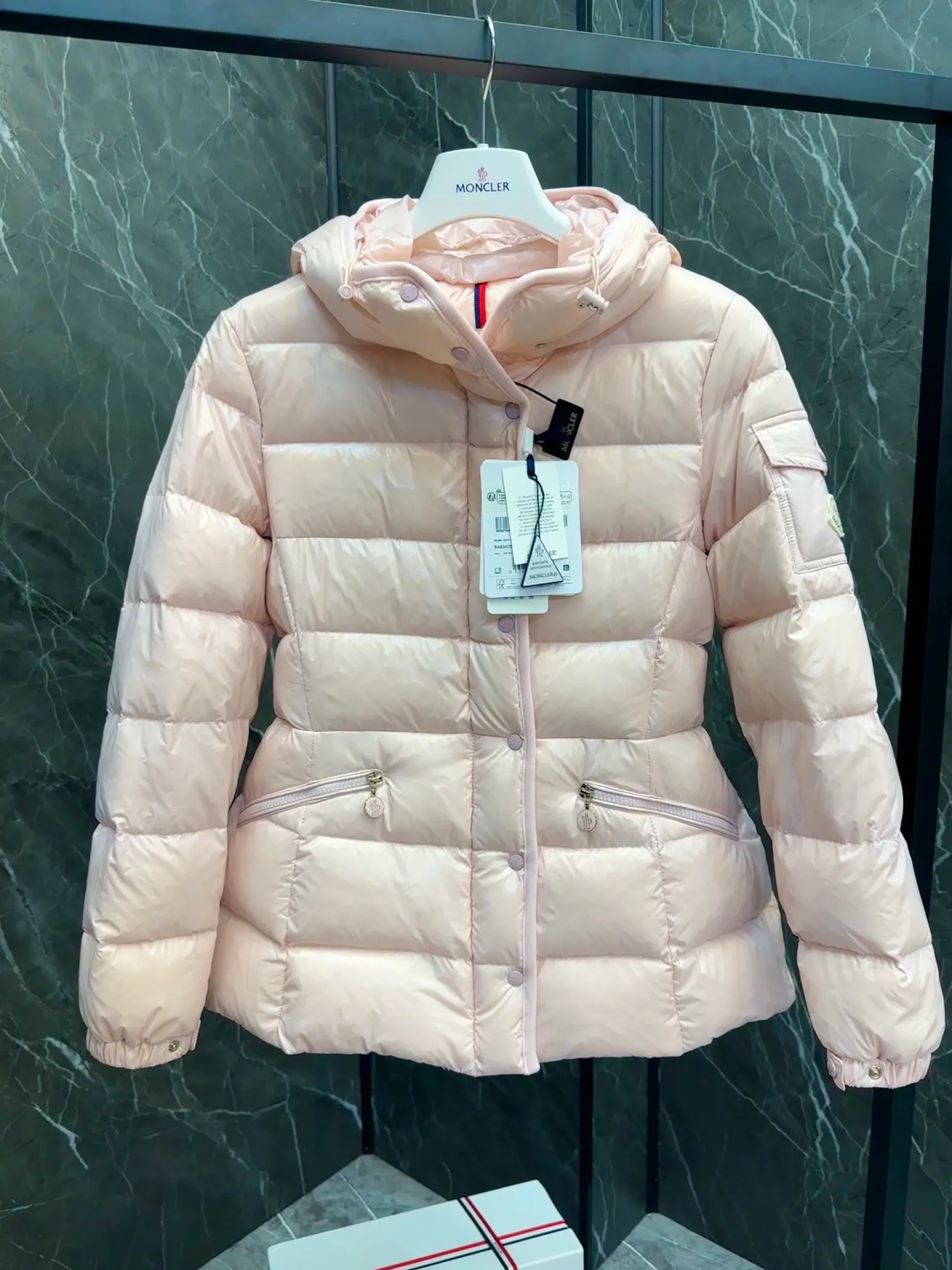 P780 Popular items ⬆️Moncler Barante women’s short down jacket with slim waist The Barante short down jacket combines femininity with practical functions, reinterpreting the aesthetic style of the 1970s for modern women. The Barante down jacket is made from lustrous nylon and is inspired by the 1970s. It adopts a waist design and presents an A-line silhouette, highlighting a feminine style. An adjustable hood and signature logo patch add finishing touches. Details •Made of nylon laqué fabric •Nylon laqué lining •Down filling •Adjustable hood •Zip and snap closure •Suit pocket •Adjustable cuffs Size : 0-3. Snow White/Light Pink/Black.