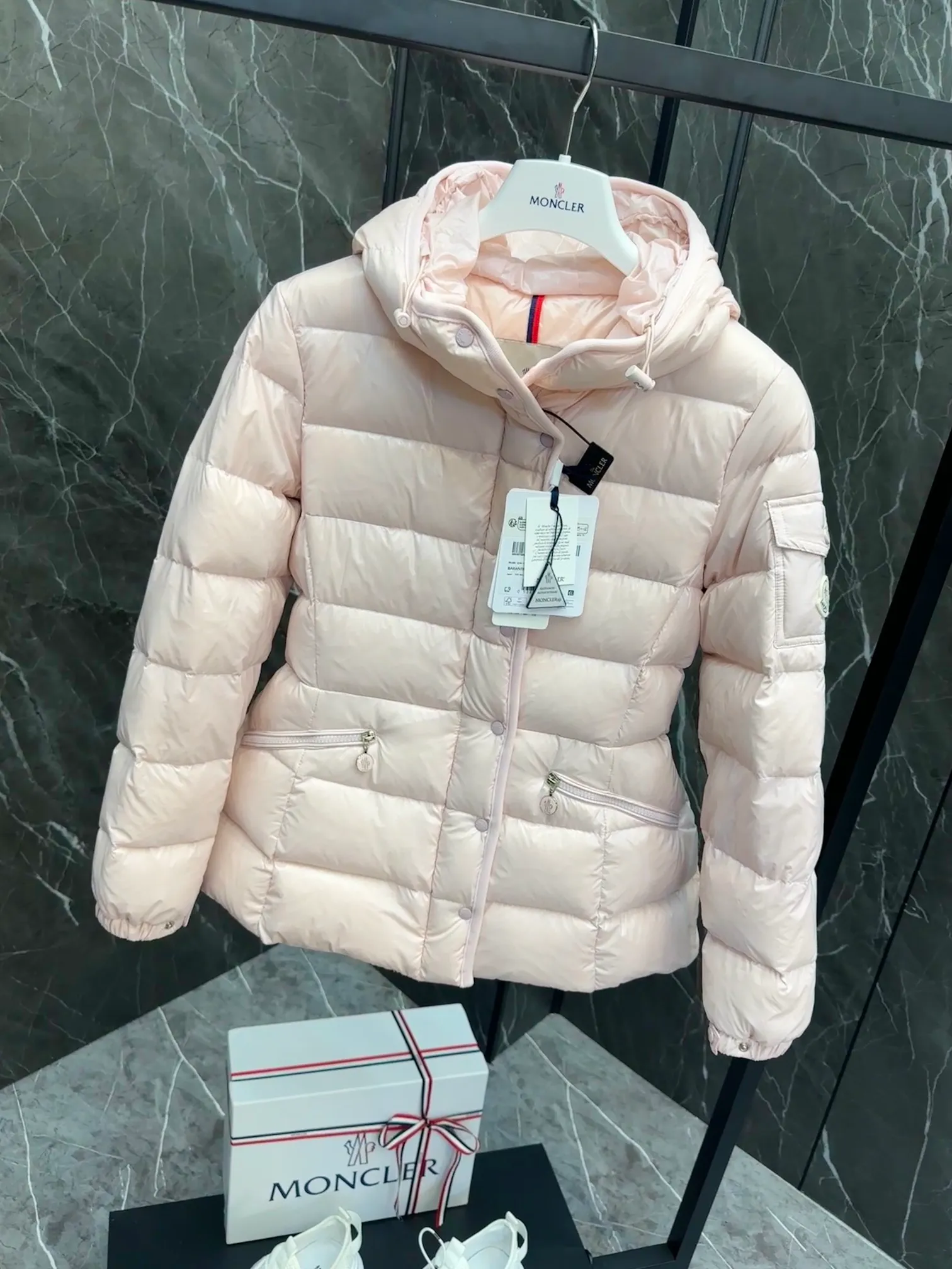 P780 Popular items ⬆️Moncler Barante women’s short down jacket with slim waist The Barante short down jacket combines femininity with practical functions, reinterpreting the aesthetic style of the 1970s for modern women. The Barante down jacket is made from lustrous nylon and is inspired by the 1970s. It adopts a waist design and presents an A-line silhouette, highlighting a feminine style. An adjustable hood and signature logo patch add finishing touches. Details •Made of nylon laqué fabric •Nylon laqué lining •Down filling •Adjustable hood •Zip and snap closure •Suit pocket •Adjustable cuffs Size : 0-3. Snow White/Light Pink/Black.