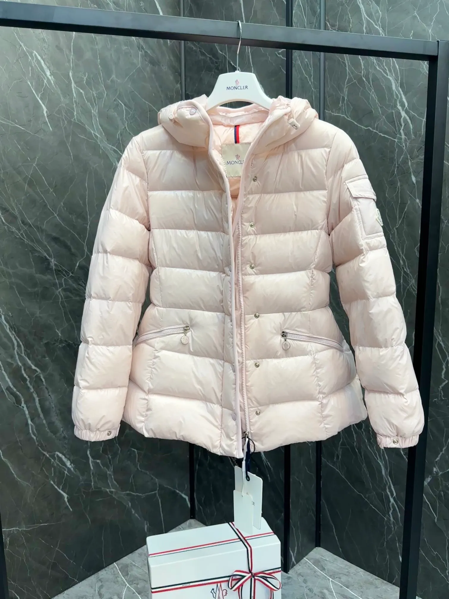 P780 Popular items ⬆️Moncler Barante women’s short down jacket with slim waist The Barante short down jacket combines femininity with practical functions, reinterpreting the aesthetic style of the 1970s for modern women. The Barante down jacket is made from lustrous nylon and is inspired by the 1970s. It adopts a waist design and presents an A-line silhouette, highlighting a feminine style. An adjustable hood and signature logo patch add finishing touches. Details •Made of nylon laqué fabric •Nylon laqué lining •Down filling •Adjustable hood •Zip and snap closure •Suit pocket •Adjustable cuffs Size : 0-3. Snow White/Light Pink/Black.