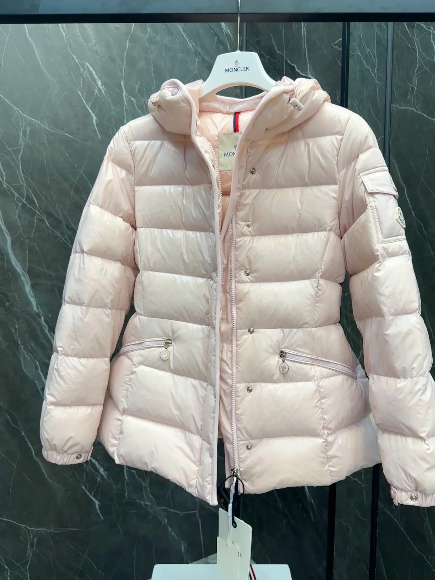P780 Popular items ⬆️Moncler Barante women’s short down jacket with slim waist The Barante short down jacket combines femininity with practical functions, reinterpreting the aesthetic style of the 1970s for modern women. The Barante down jacket is made from lustrous nylon and is inspired by the 1970s. It adopts a waist design and presents an A-line silhouette, highlighting a feminine style. An adjustable hood and signature logo patch add finishing touches. Details •Made of nylon laqué fabric •Nylon laqué lining •Down filling •Adjustable hood •Zip and snap closure •Suit pocket •Adjustable cuffs Size : 0-3. Snow White/Light Pink/Black.