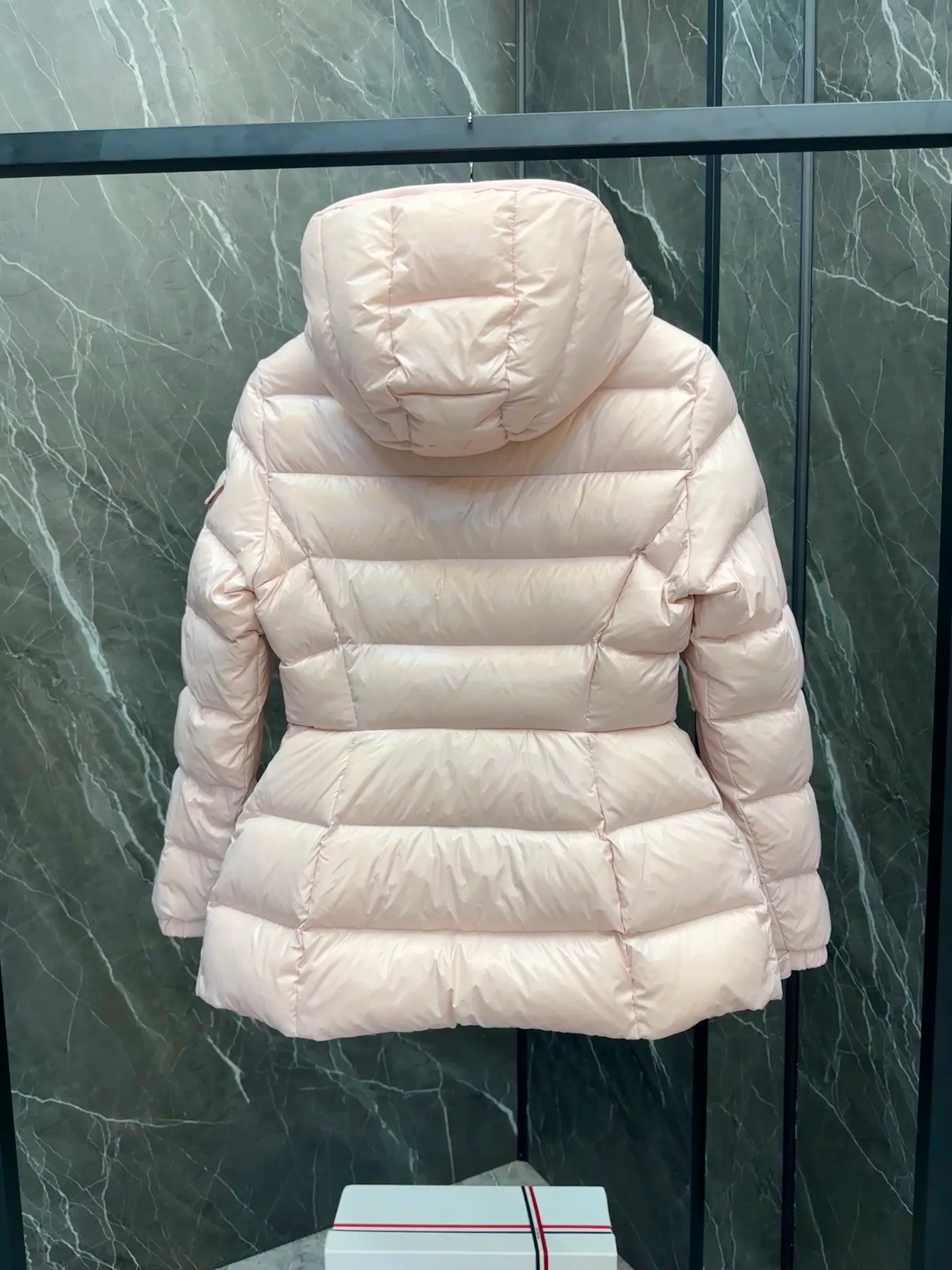 P780 Popular items ⬆️Moncler Barante women’s short down jacket with slim waist The Barante short down jacket combines femininity with practical functions, reinterpreting the aesthetic style of the 1970s for modern women. The Barante down jacket is made from lustrous nylon and is inspired by the 1970s. It adopts a waist design and presents an A-line silhouette, highlighting a feminine style. An adjustable hood and signature logo patch add finishing touches. Details •Made of nylon laqué fabric •Nylon laqué lining •Down filling •Adjustable hood •Zip and snap closure •Suit pocket •Adjustable cuffs Size : 0-3. Snow White/Light Pink/Black.